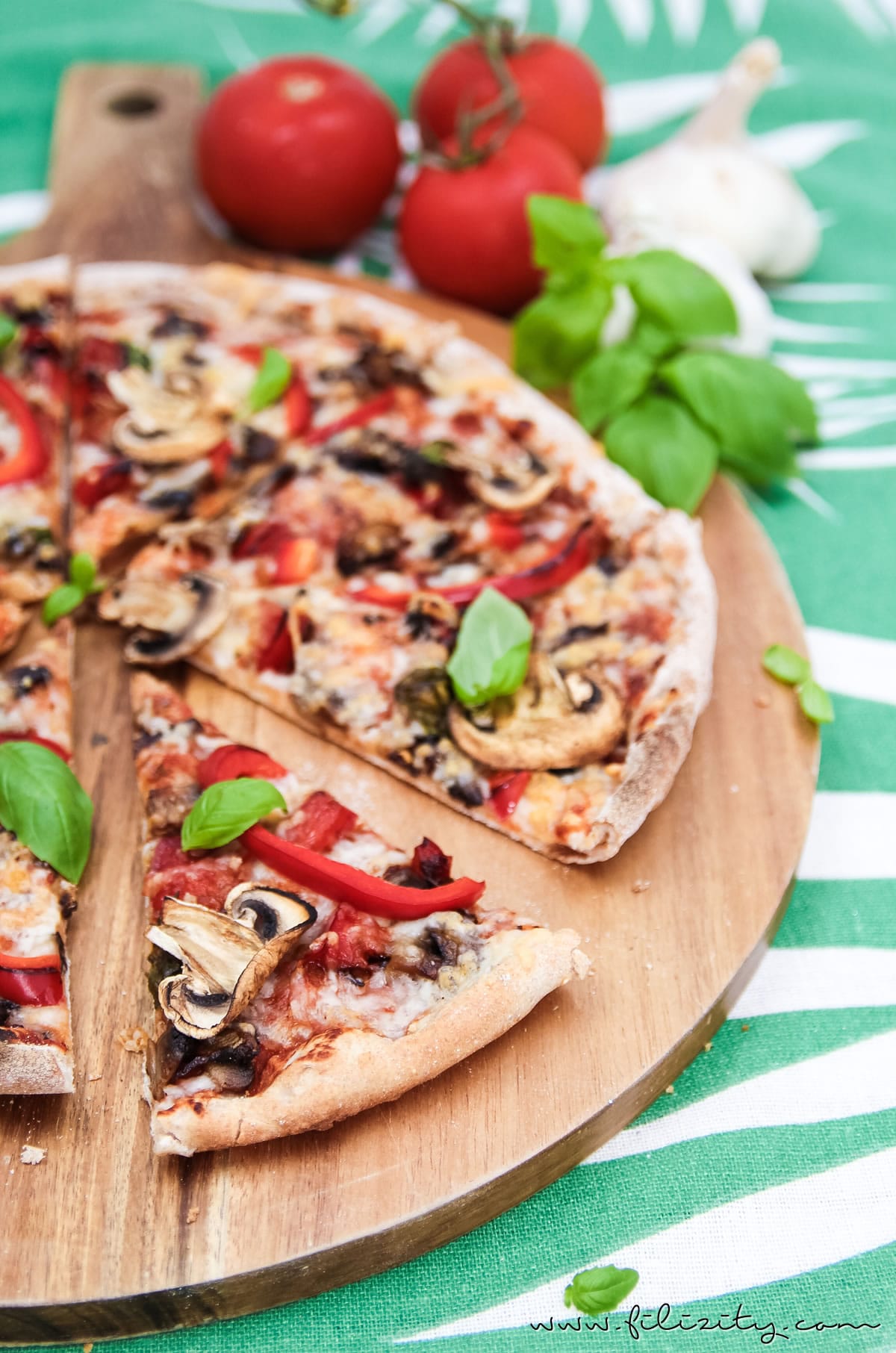 Veggie-Pizza wie von der Pizzeria - mit Paprika &amp; Champignons ...