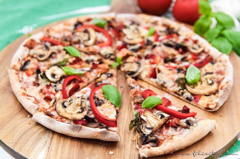 Veggie-Pizza wie von der Pizzeria - mit Paprika & Champignons