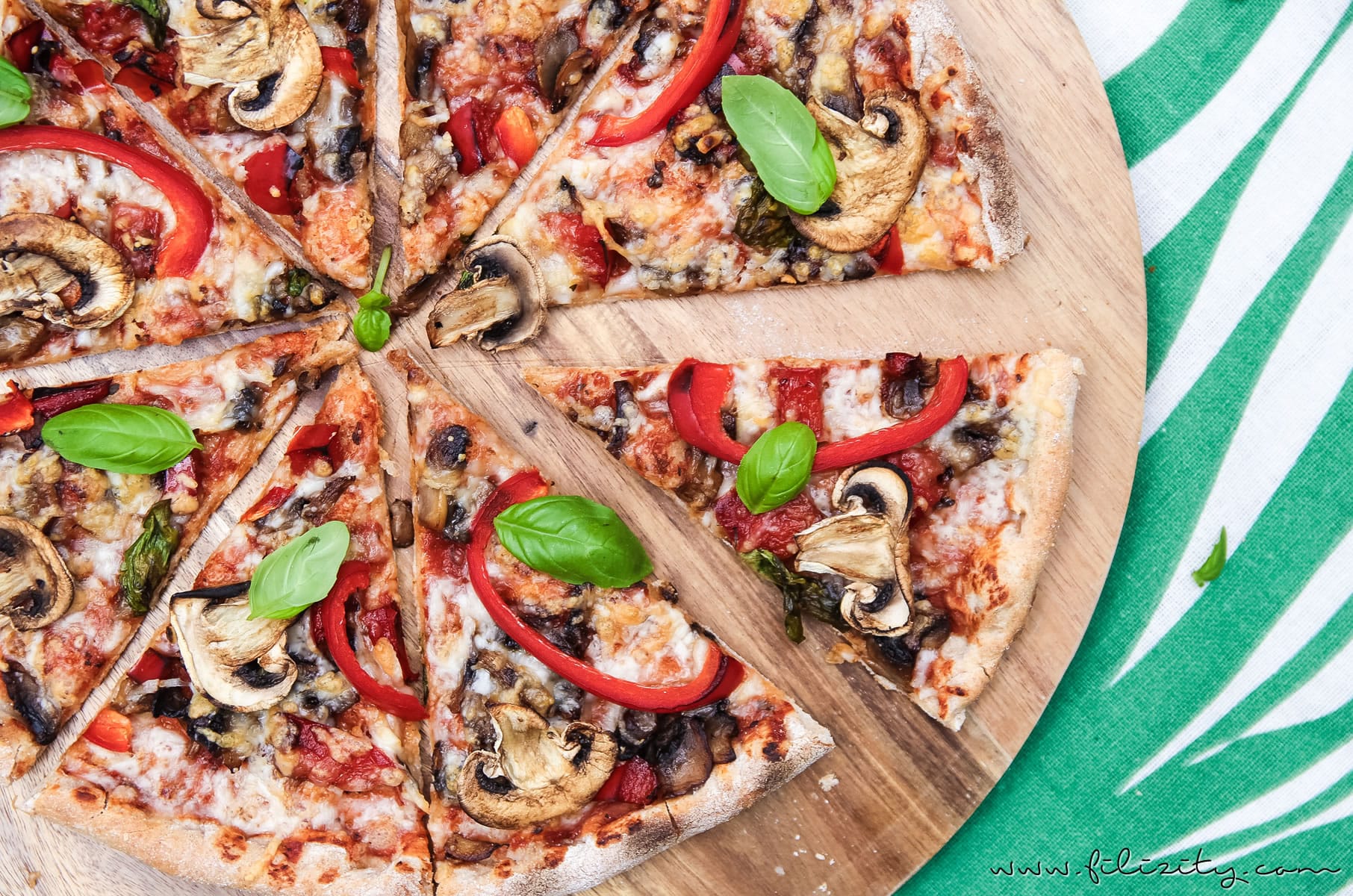 Pizza wie von der Pizzeria: Knuspriger Hefeteig, würzige Tomatensoße ...