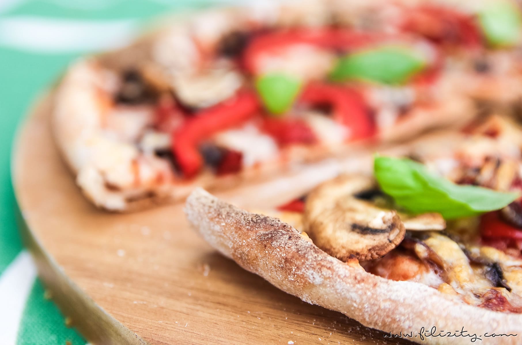 Rezept: Veggie-Pizza wie von der Pizzeria – mit Paprika & Champignons