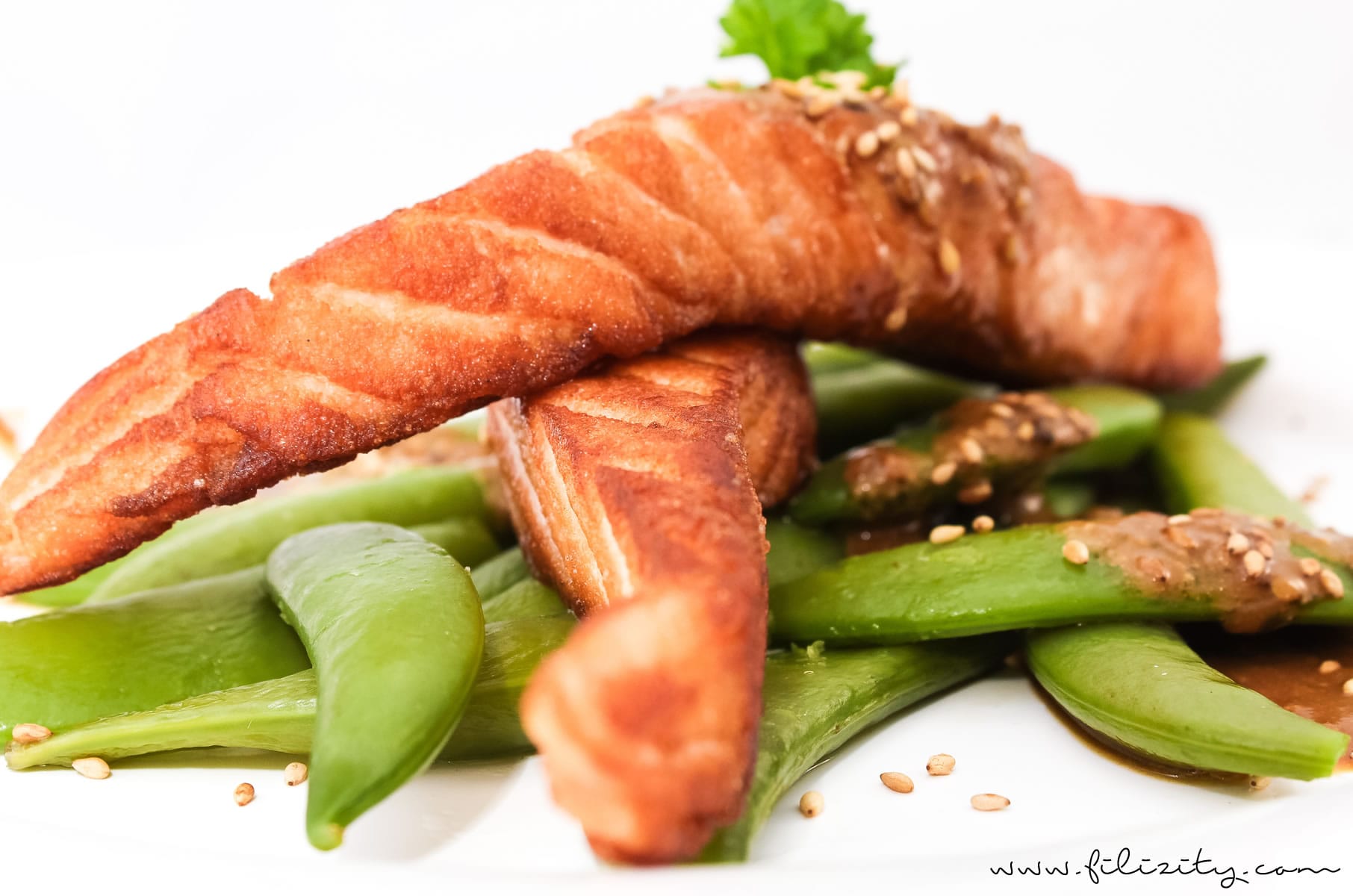 Spätsommerliches Rezept: Lachs mit Sesam-Soße und Zuckerschoten