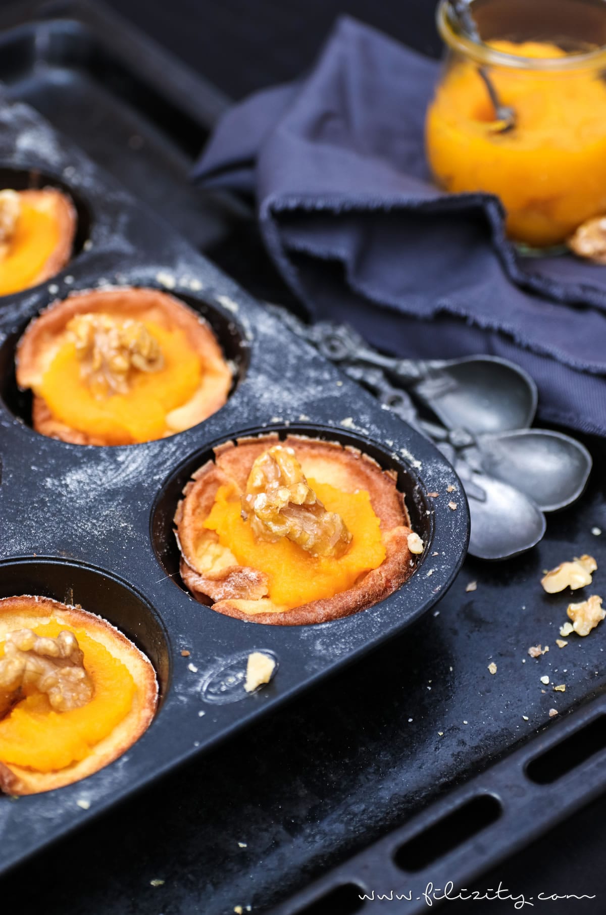 Herbst-Rezept: Mini Dutch Babies (Pfannkuchen-Körbchen) mit Kürbispüree und karamellisierten Walnüssen #dutch #kürbis #herbst