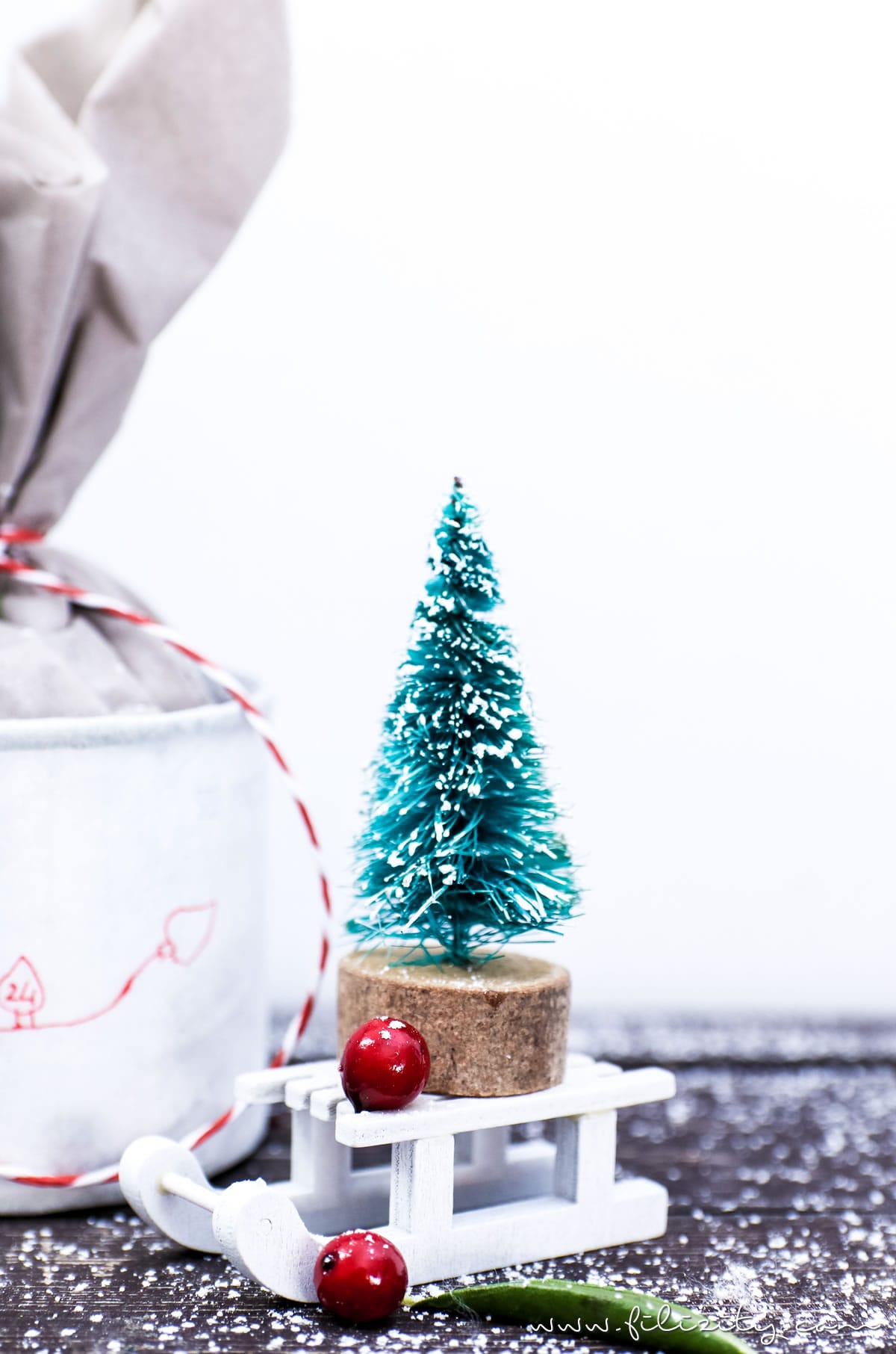 Weihnachts-DIY: Adventskalender basteln aus alten Dosen - Schönes Recycling/Upcycling-Projekt | Filizity.com | DIY-Blog aus dem Rheinland #weihnachten #adventskalender #recycling #upcycling