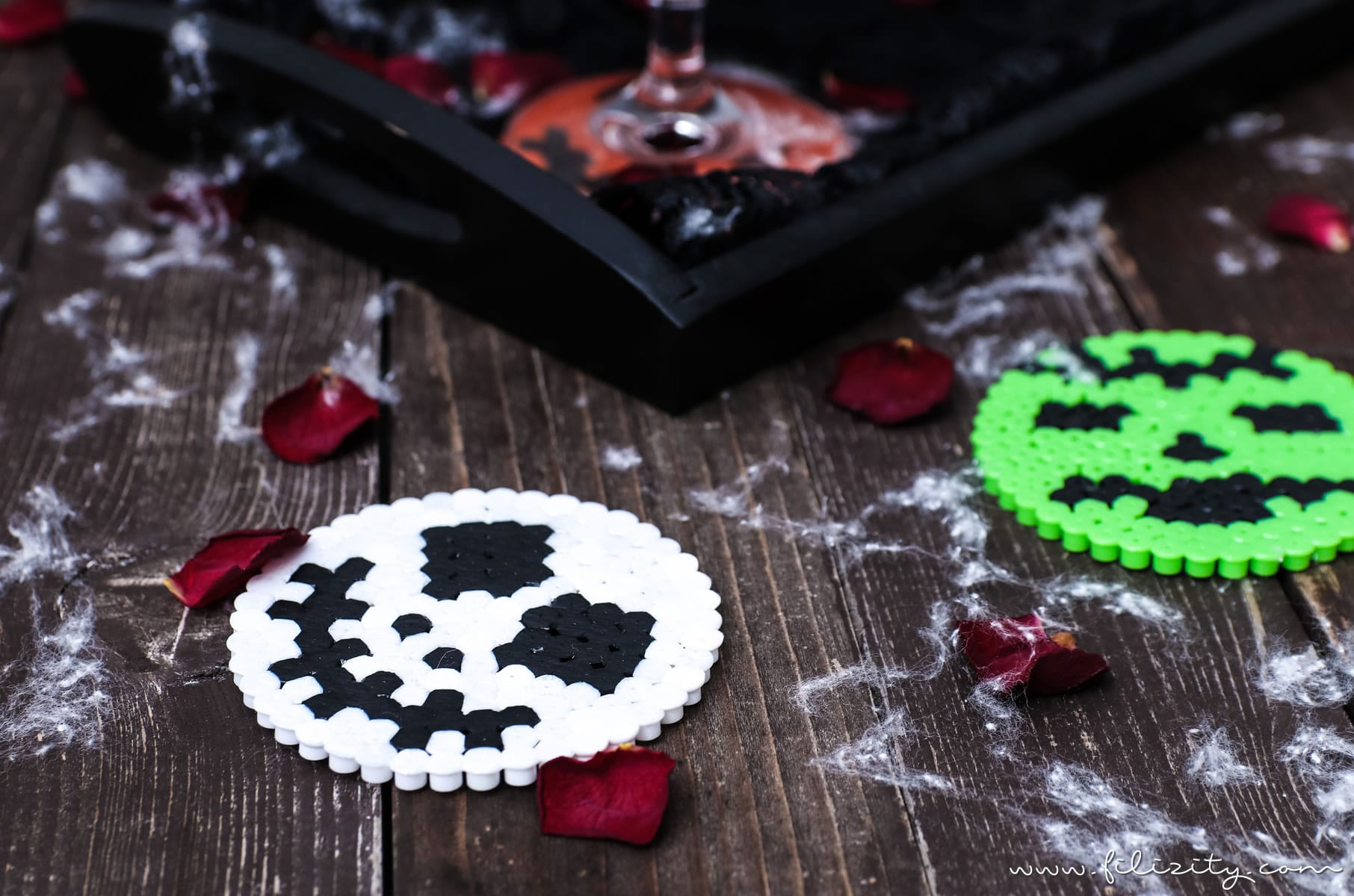 DIY Halloween Deko: Bügelperlen-Glasuntersetzer Jack Skellington, Frankensteins Monster & Kürbis | Filizity.com | DIY-Blog aus dem Rheinland #halloween #booh