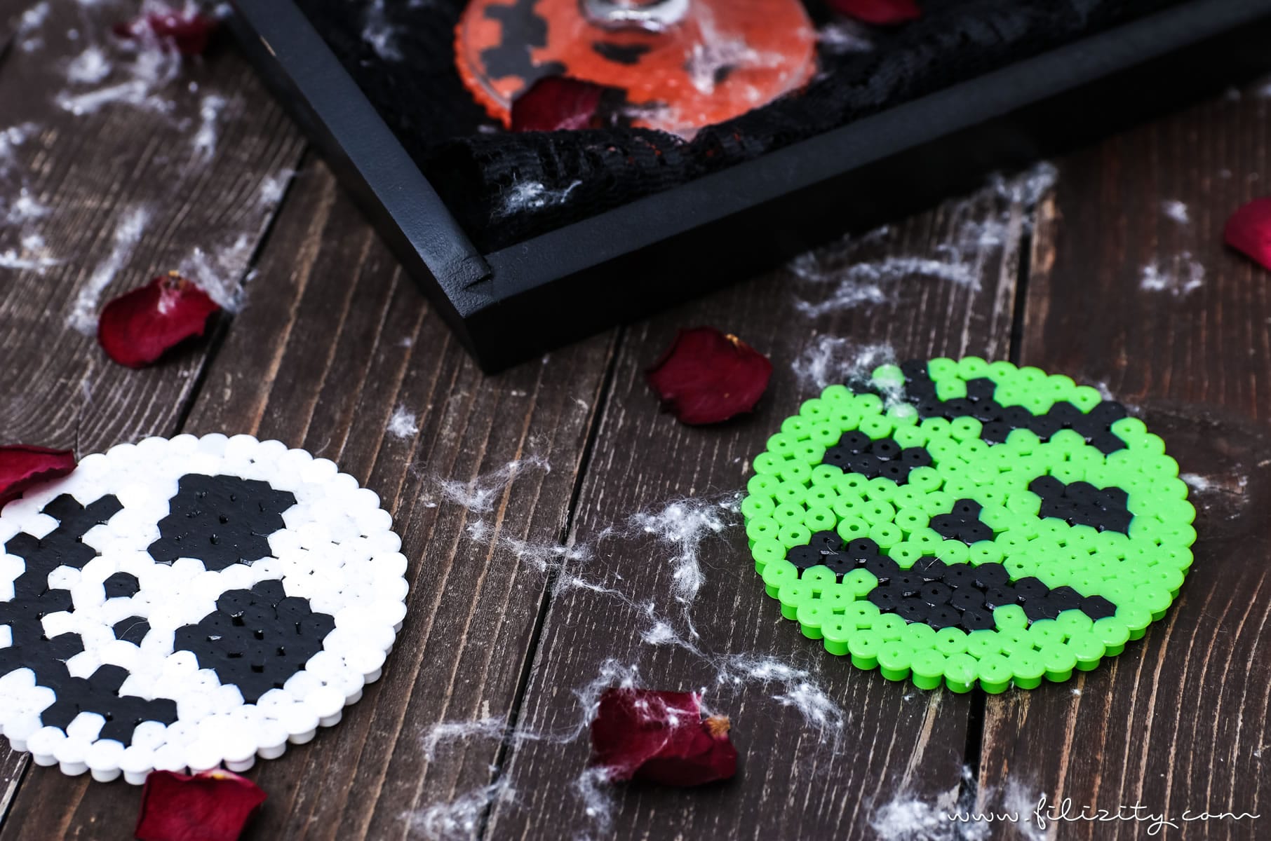 DIY Halloween Deko: Bügelperlen-Glasuntersetzer Jack Skellington, Frankensteins Monster & Kürbis | Filizity.com | DIY-Blog aus dem Rheinland #halloween #booh