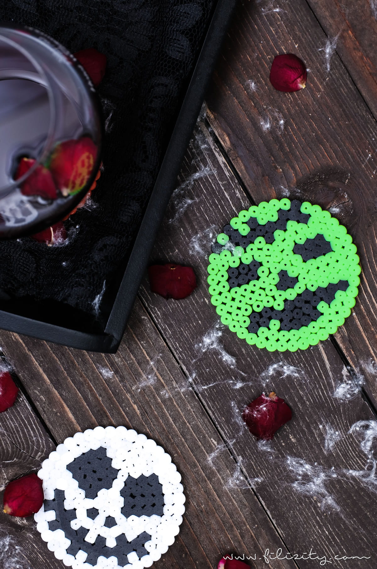 DIY Halloween Deko: Bügelperlen-Glasuntersetzer Jack Skellington, Frankensteins Monster & Kürbis | Filizity.com | DIY-Blog aus dem Rheinland #halloween #booh