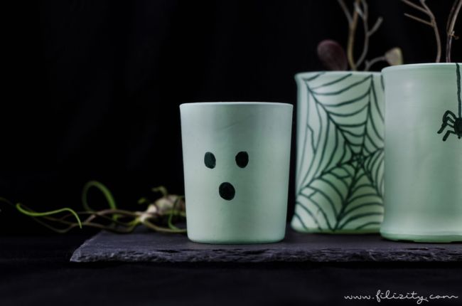 Einfache Halloween Deko Idee: Glow in the dark Vasen selber machen | Filizity.com | DIY-Blog aus dem Rheinland #halloween #deko