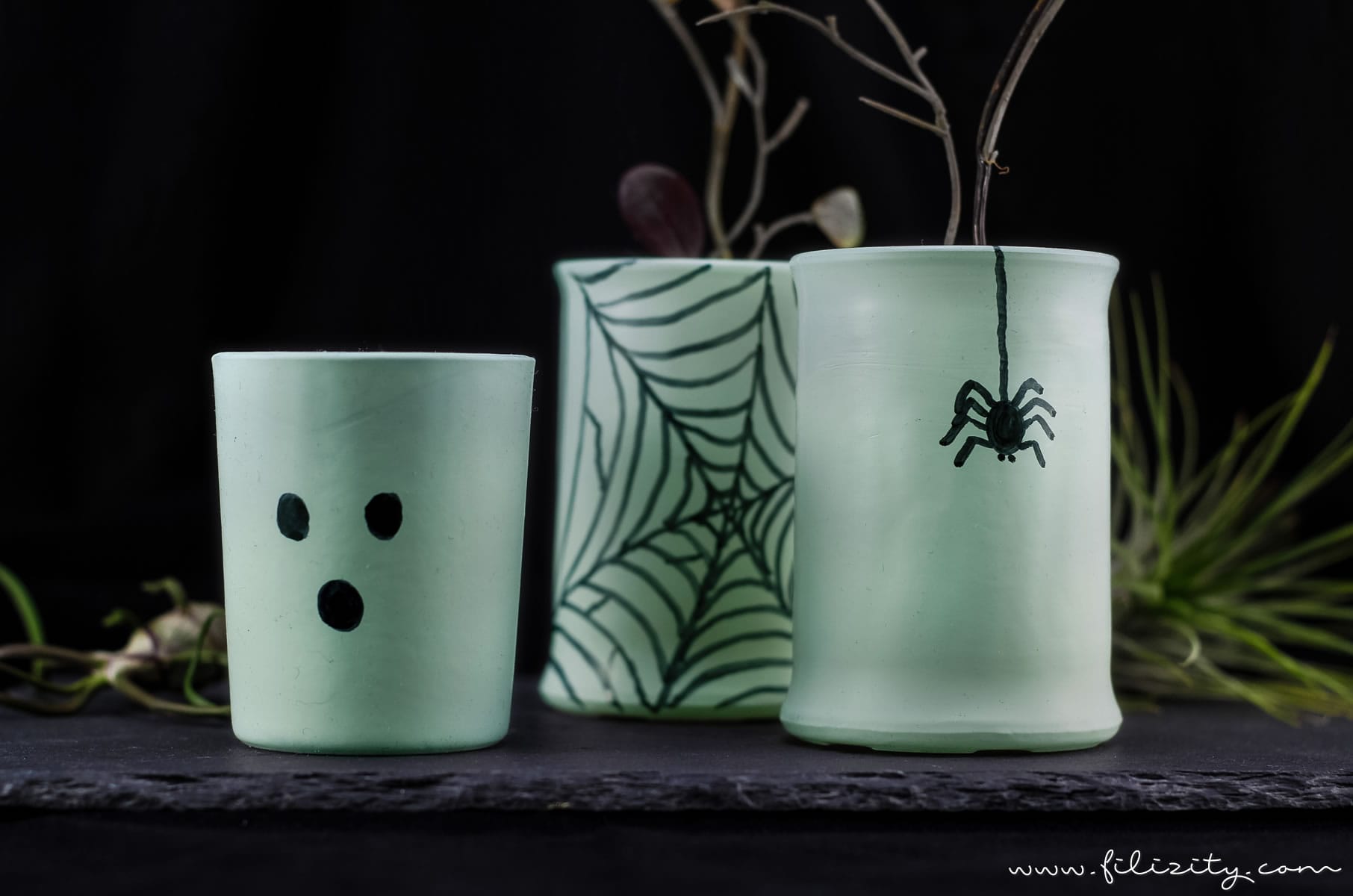 Einfache Halloween Deko Idee: Glow in the dark Vasen selber machen | Filizity.com | DIY-Blog aus dem Rheinland #halloween #deko