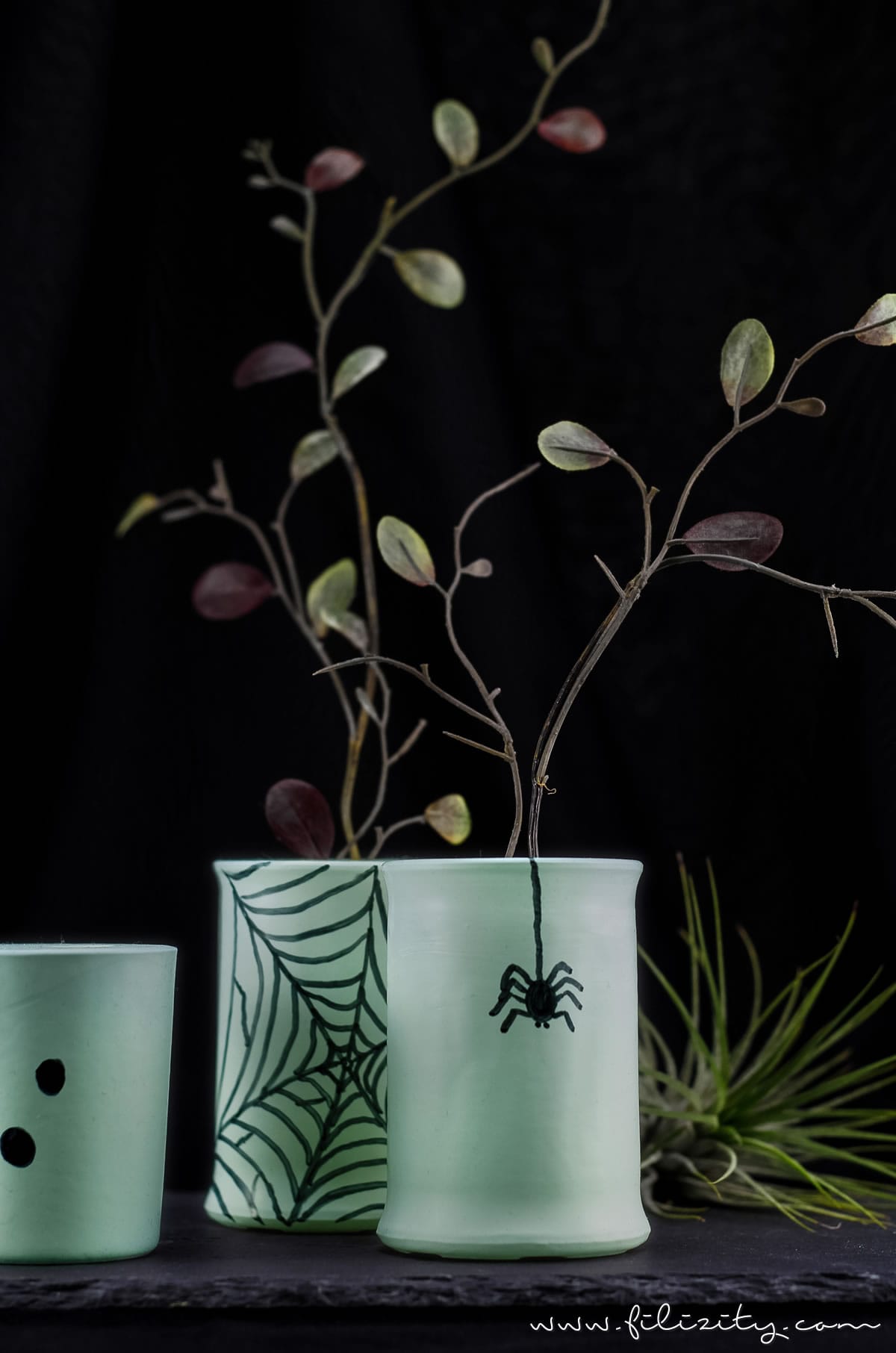 Einfache Halloween Deko Idee: Glow in the dark Vasen selber machen | Filizity.com | DIY-Blog aus dem Rheinland #halloween #deko