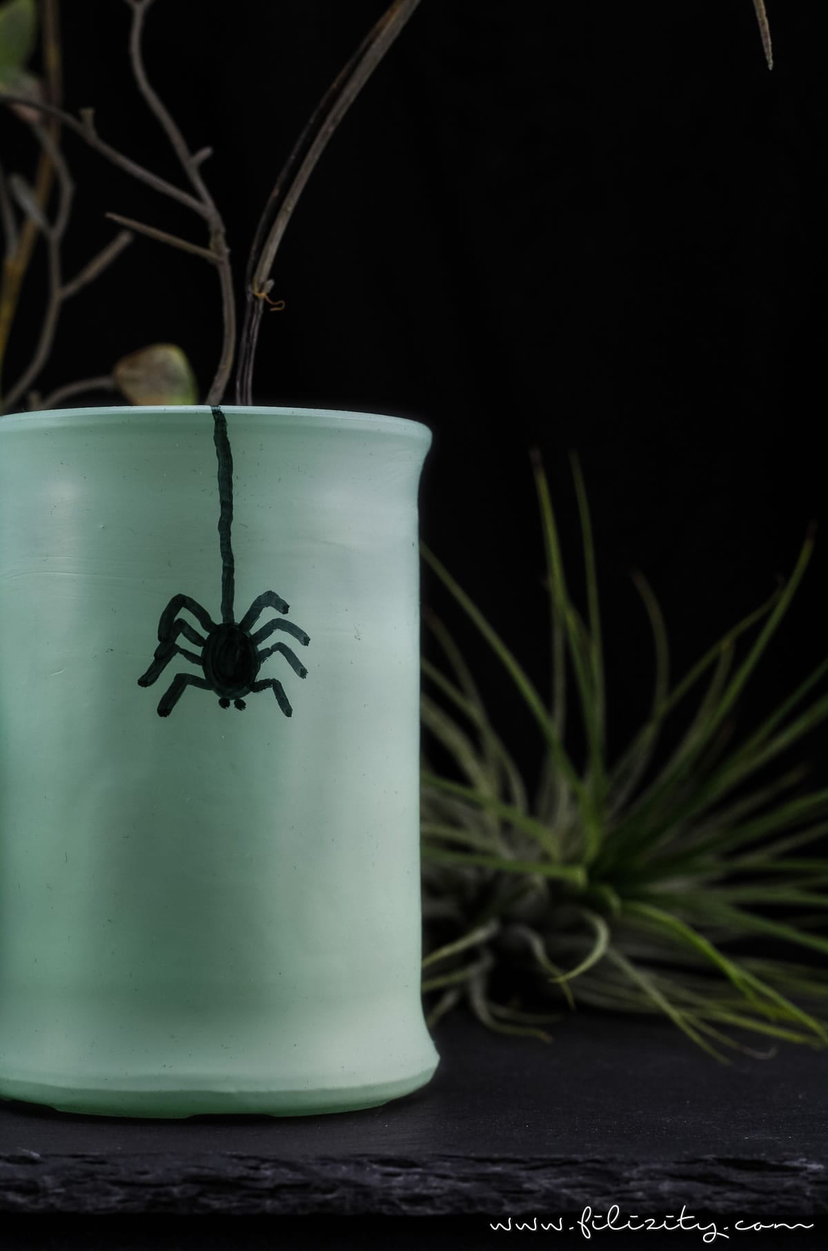 Einfache Halloween Deko Idee: Glow in the dark Vasen selber machen | Filizity.com | DIY-Blog aus dem Rheinland #halloween #deko