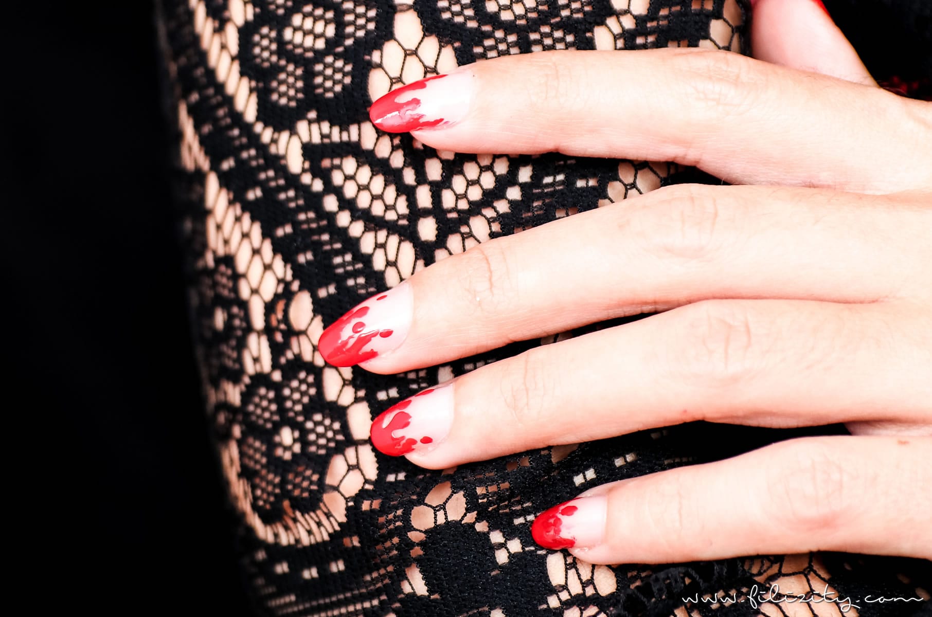 Gruseliges Halloween Nageldesign "Blutige Finger" - Einfache Maniküre Idee | Filizity.com | Beauty-Blog aus dem Rheinland #halloween #nagellack