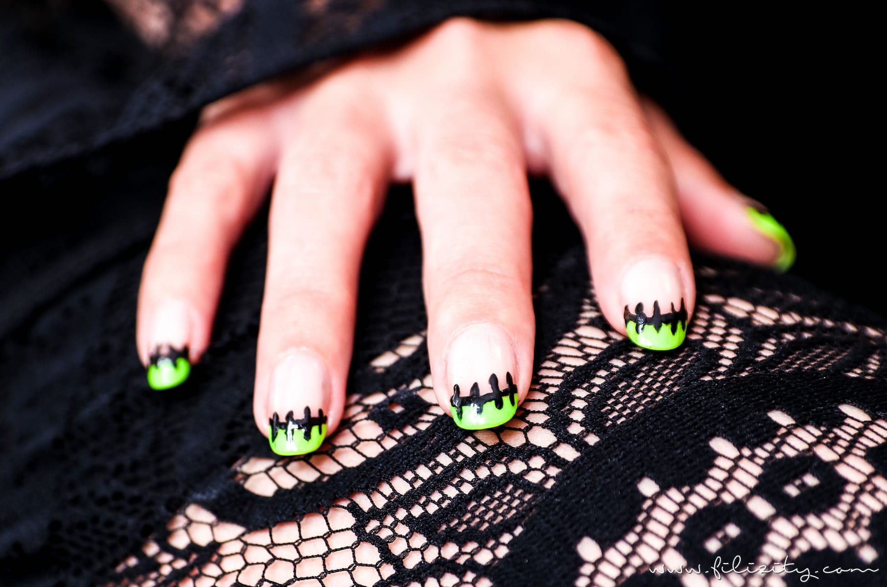 Flippiges Halloween Nageldesign "Frankenstein" - Einfache Maniküre Idee | Filizity.com | Beauty-Blog aus dem Rheinland #halloween #nagellack