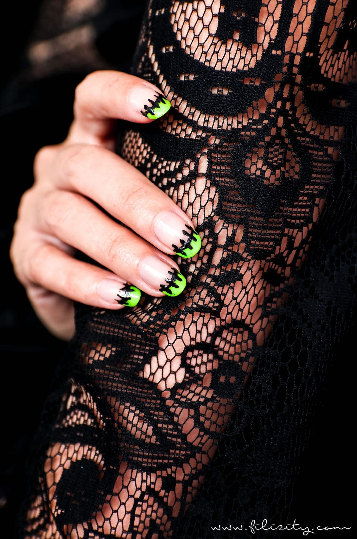 Flippiges Halloween Nageldesign "Frankenstein" - Einfache Maniküre Idee | Filizity.com | Beauty-Blog aus dem Rheinland #halloween #nagellack