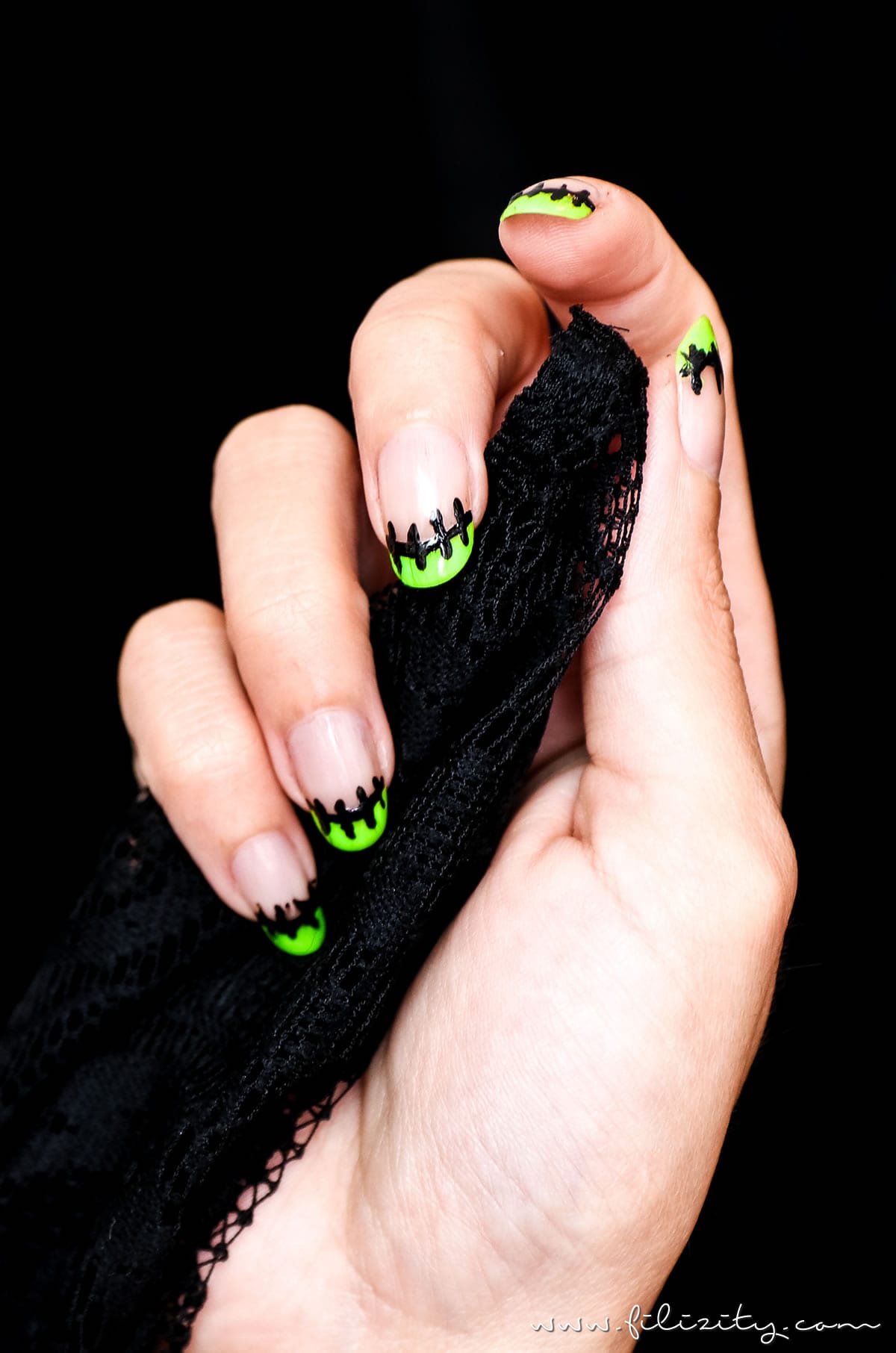 Flippiges Halloween Nageldesign "Frankenstein" - Einfache Maniküre Idee | Filizity.com | Beauty-Blog aus dem Rheinland #halloween #nagellack