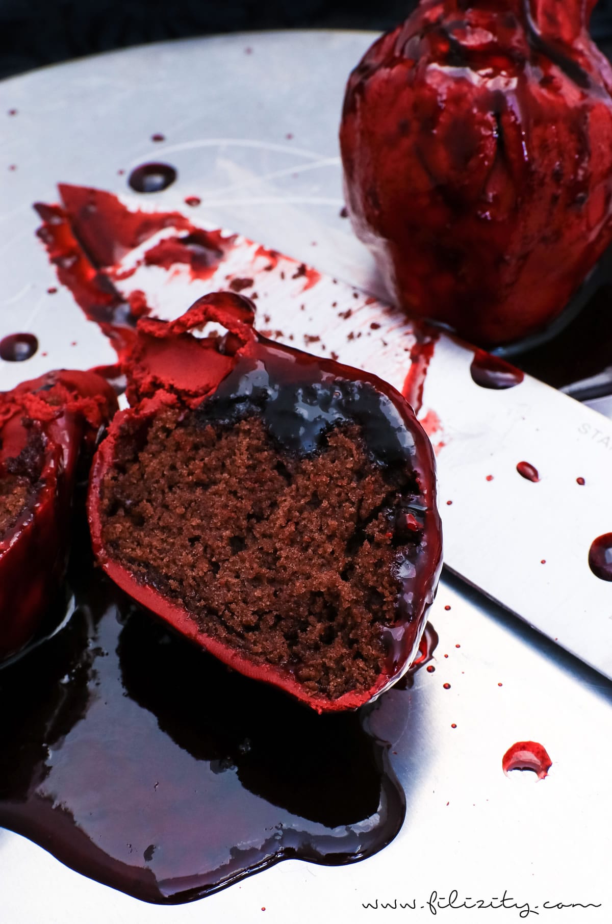 Halloween Nachtisch: Blutende Herzen - Gruseliges Rezept für das Halloween-Menü | Filizity.com | Food-Blog aus dem Rheinland #halloween #herz #dessert