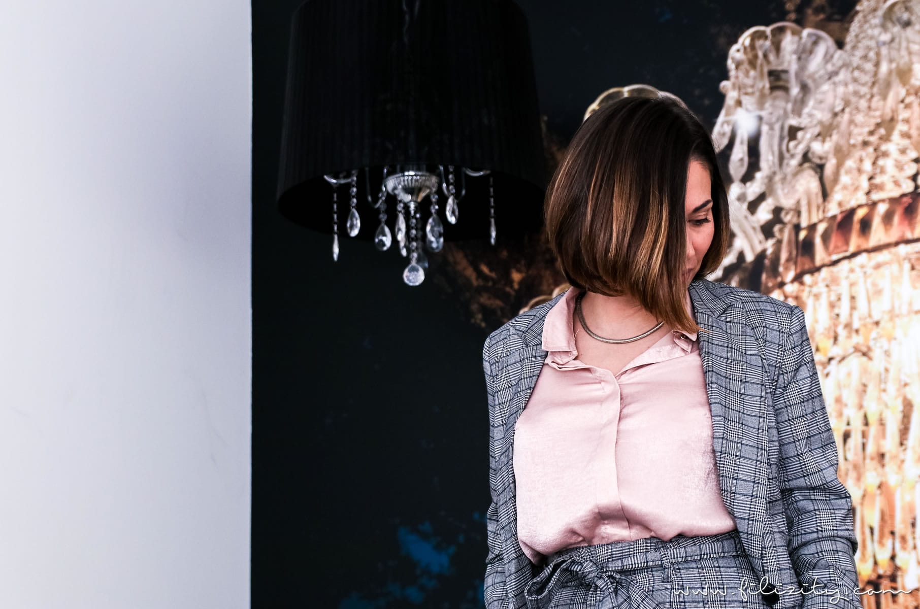 Herbst-Outfit: Glencheck Hosenanzug und Satin-Bluse mit Volant | Filizity.com | Fashion-Blog aus dem Rheinland #trends #hw2017 #glencheck
