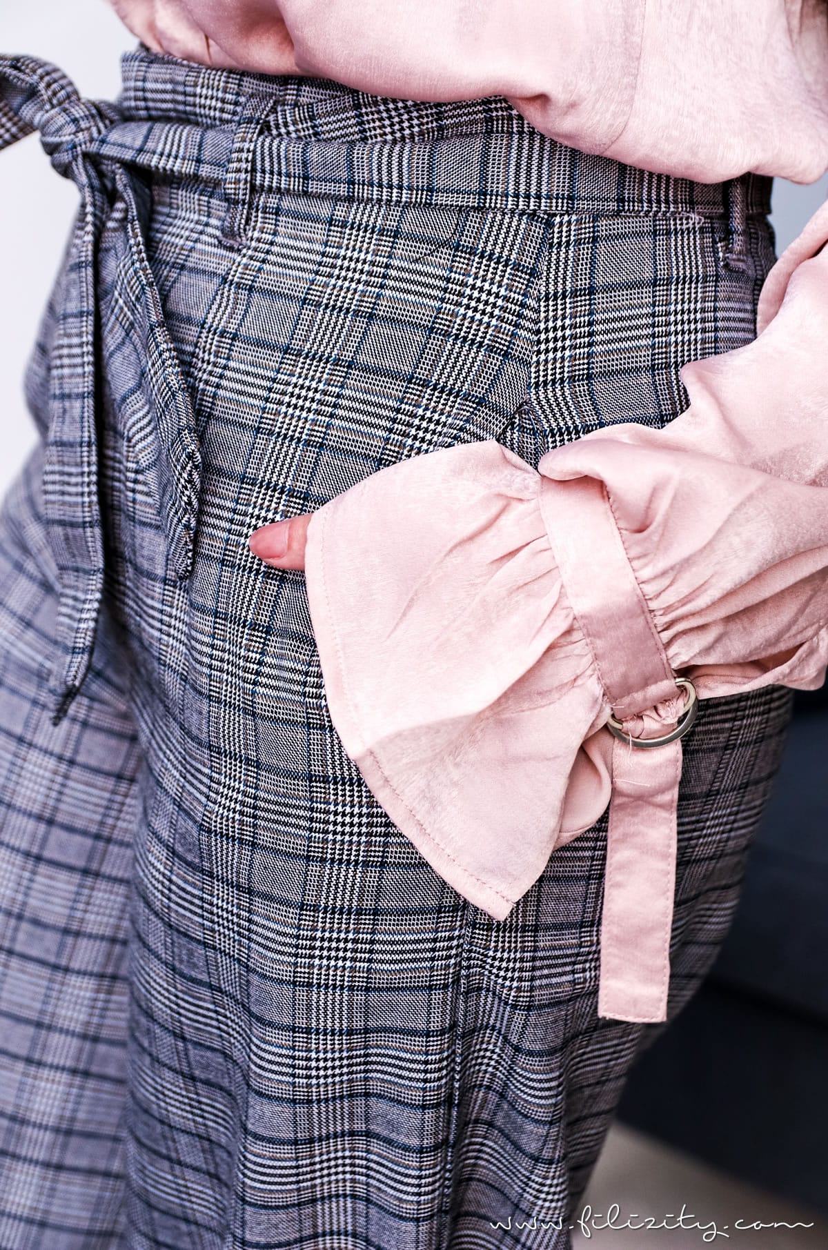Herbst-Outfit: Glencheck Hosenanzug und Satin-Bluse mit Volant | Filizity.com | Fashion-Blog aus dem Rheinland #trends #hw2017 #glencheck