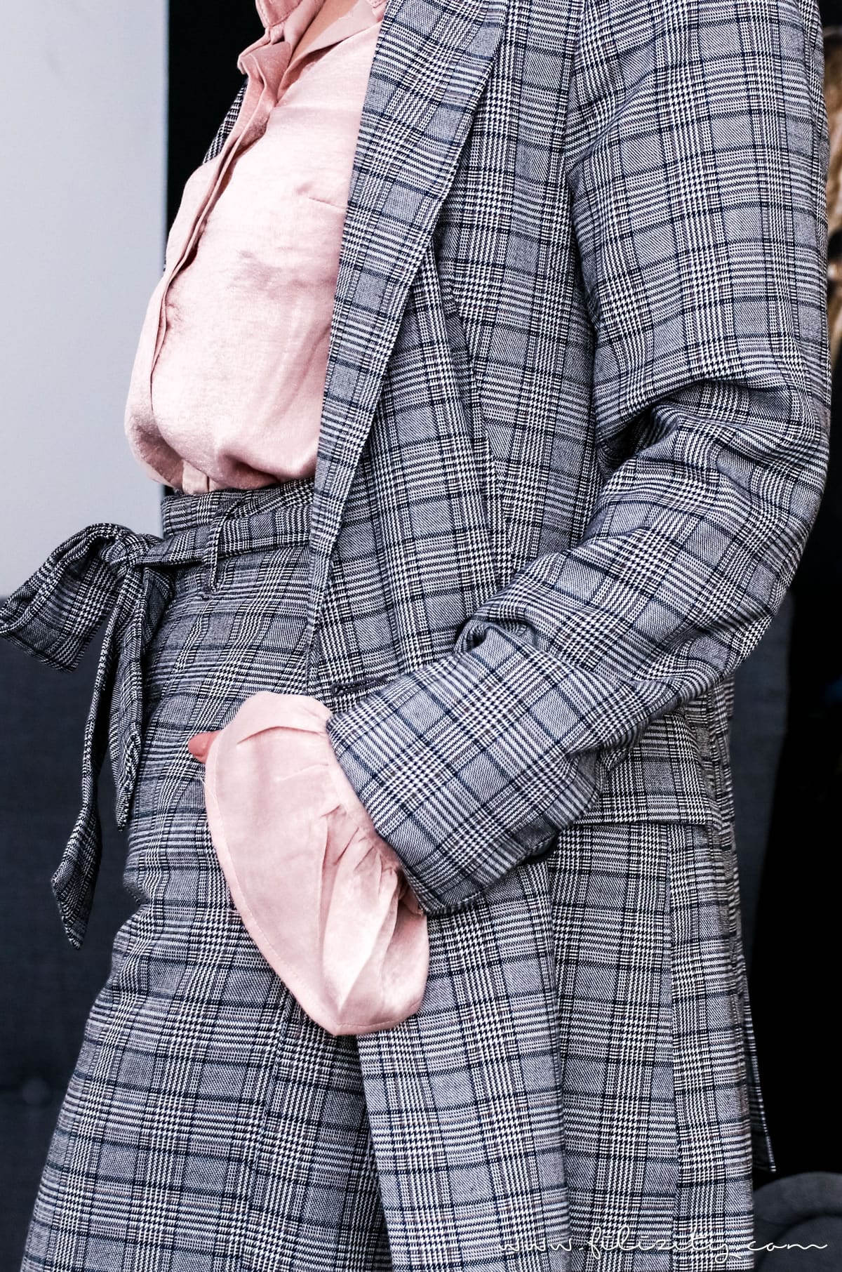 Herbst-Outfit: Glencheck Hosenanzug und Satin-Bluse mit Volant | Filizity.com | Fashion-Blog aus dem Rheinland #trends #hw2017 #glencheck