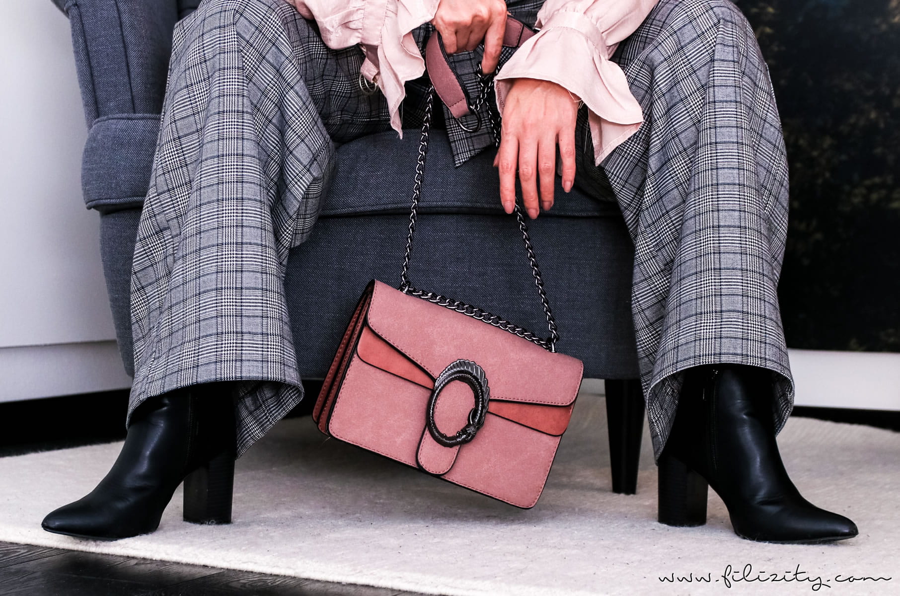 Herbst-Outfit: Glencheck Hosenanzug und Satin-Bluse mit Volant | Filizity.com | Fashion-Blog aus dem Rheinland #trends #hw2017 #glencheck