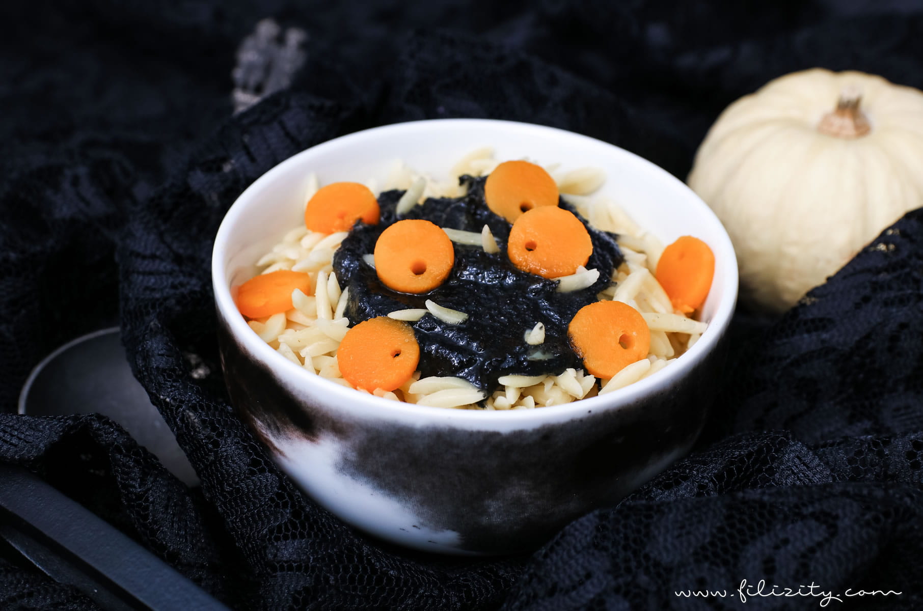 Halloween Rezept: „Maden-Nudeln“ mit schwarzem Pesto und Kürbis-Augen | Filizity.com | Food-Blog aus dem Rheinland #halloween #booh #kürbis