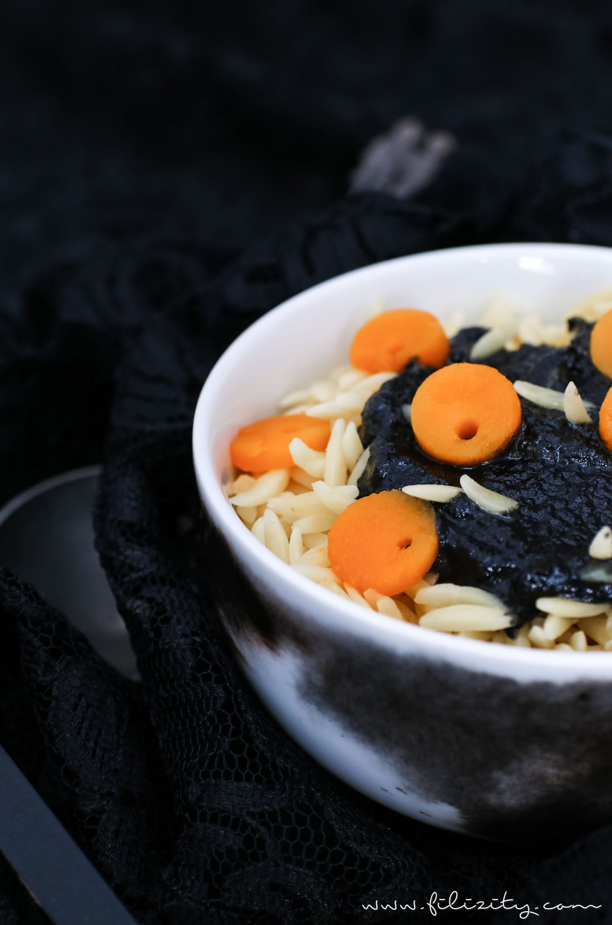 Halloween Rezept: „Maden-Nudeln“ mit schwarzem Pesto und Kürbis-Augen | Filizity.com | Food-Blog aus dem Rheinland #halloween #booh #kürbis