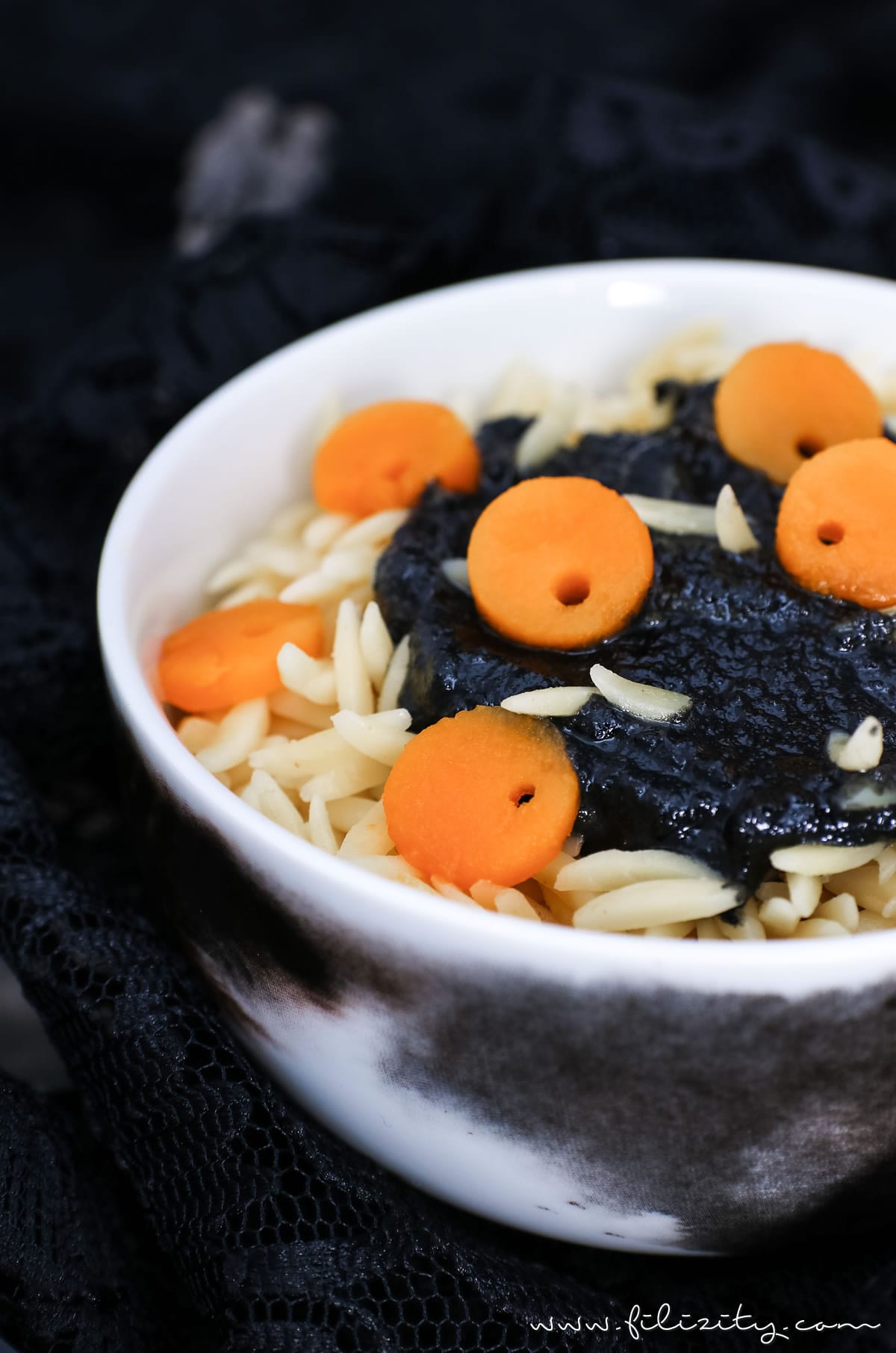 Halloween Rezept: „Maden-Nudeln“ mit schwarzem Pesto und Kürbis-Augen | Filizity.com | Food-Blog aus dem Rheinland #halloween #booh #kürbis