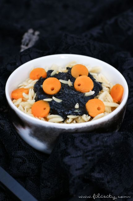 Halloween Rezept: &amp;quot;Maden-Nudeln&amp;quot; mit schwarzem Pesto | Filizity.com ...