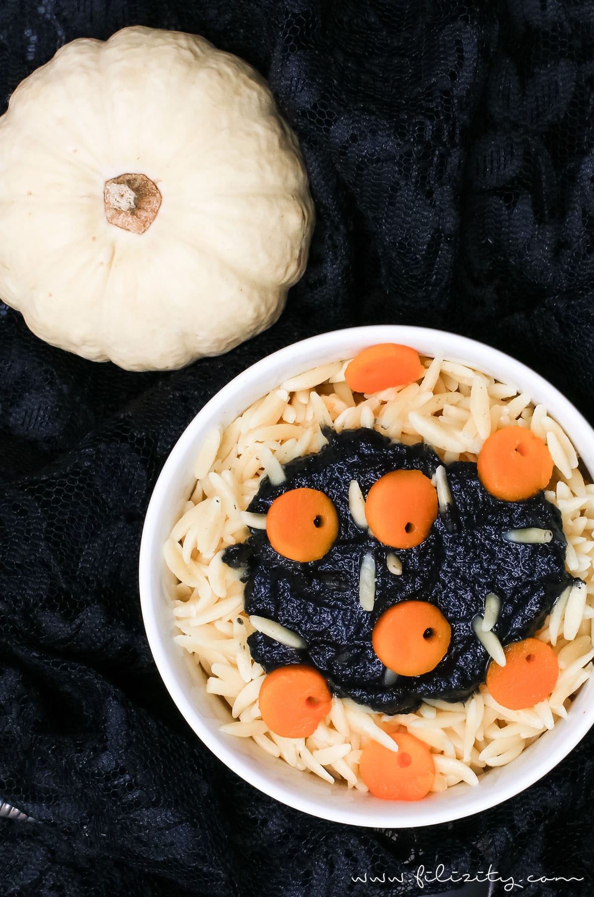 Halloween Rezept: „Maden-Nudeln“ mit schwarzem Pesto und Kürbis-Augen | Filizity.com | Food-Blog aus dem Rheinland #halloween #booh #kürbis