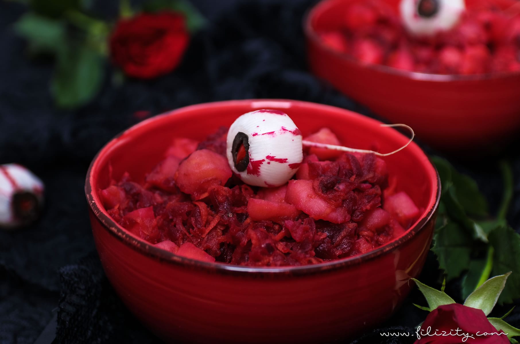 Halloween Rezept: Blutroter Kartoffelsalat mit Radieschen-Augäpfeln als Vorspeise | Filizity.com | Food-Blog aus dem Rheinland #halloween #booh #salat