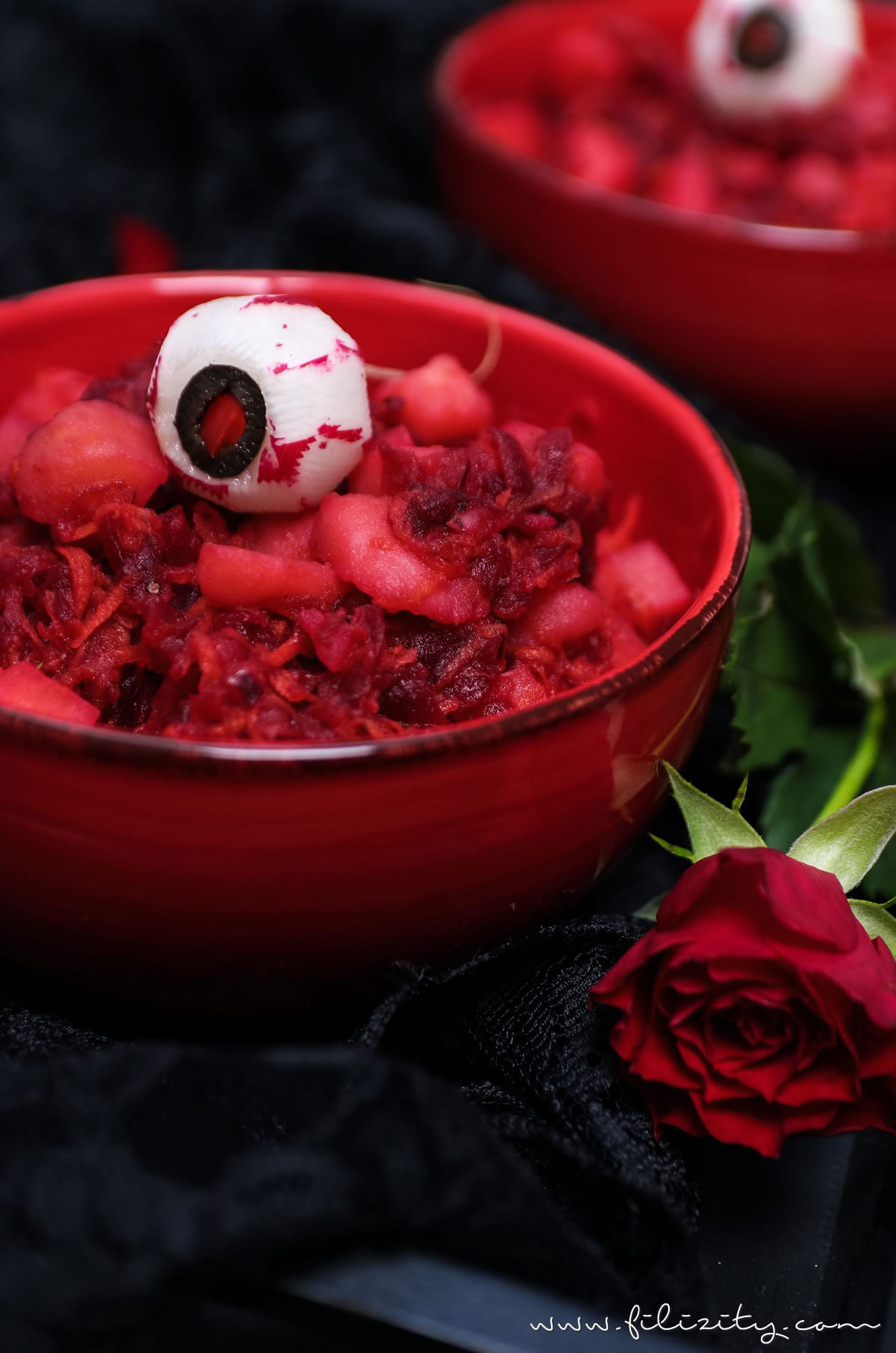 Halloween Rezept: Blutroter Kartoffelsalat mit Radieschen-Augäpfeln als Vorspeise | Filizity.com | Food-Blog aus dem Rheinland #halloween #booh #salat