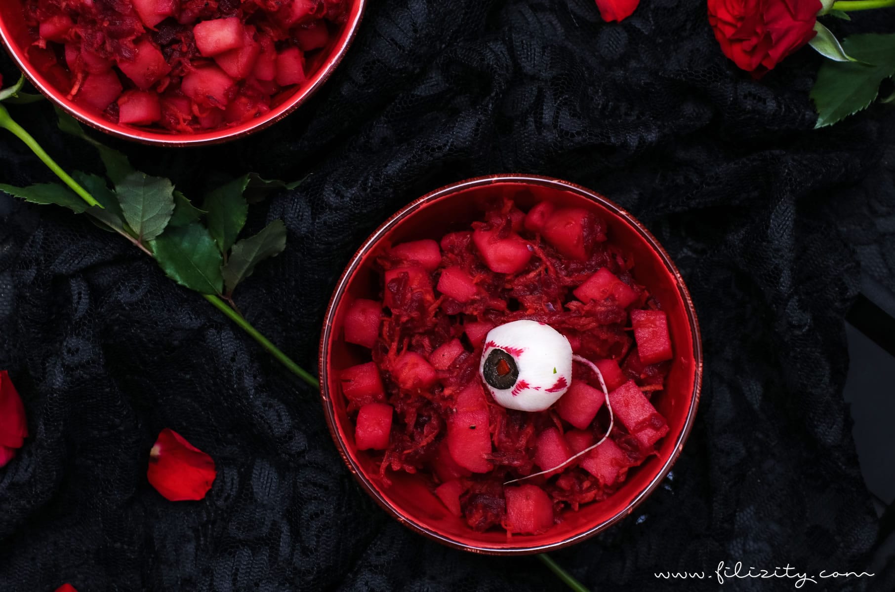 Halloween Rezept: Blutroter Kartoffelsalat mit Radieschen-Augäpfeln als Vorspeise | Filizity.com | Food-Blog aus dem Rheinland #halloween #booh #salat