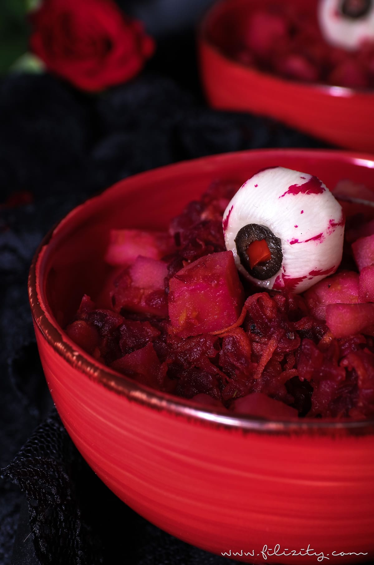Halloween Rezept: Blutroter Kartoffelsalat mit Radieschen-Augäpfeln als Vorspeise | Filizity.com | Food-Blog aus dem Rheinland #halloween #booh #salat