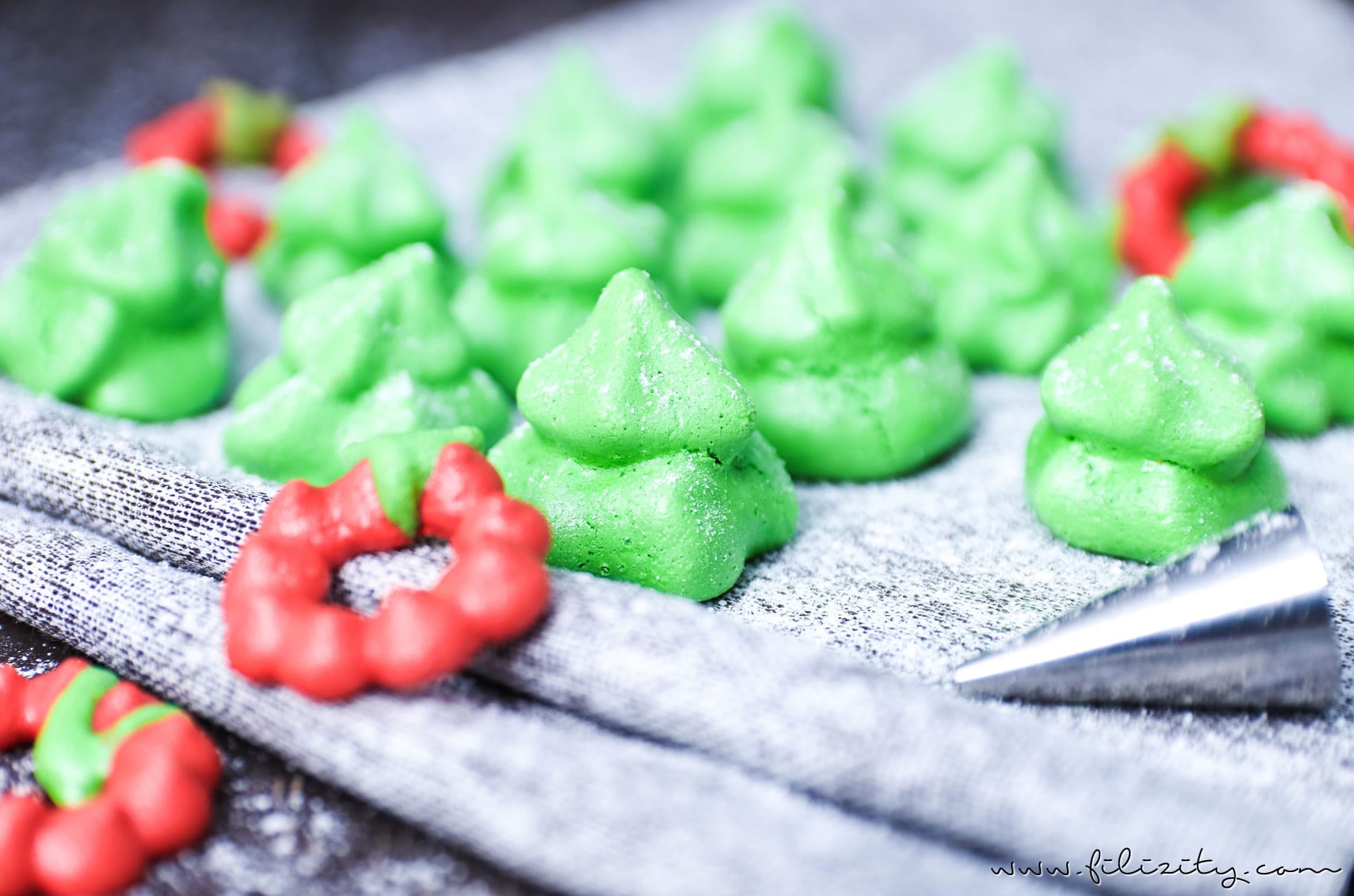 Plätzchen-Rezept: Tannenbäumchen und Weihnachtskränze aus Baiser #plätzchen #weihnachten #advent