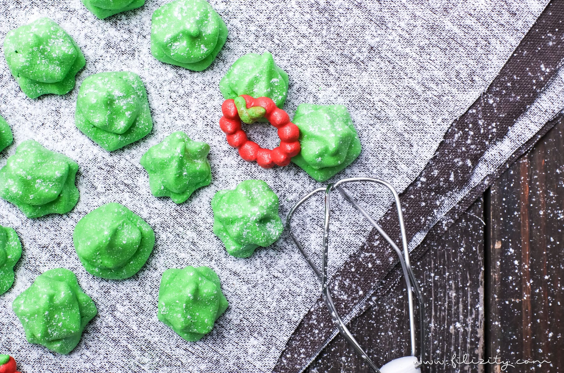 Plätzchen-Rezept: Tannenbäumchen und Weihnachtskränze aus Baiser #plätzchen #weihnachten #advent