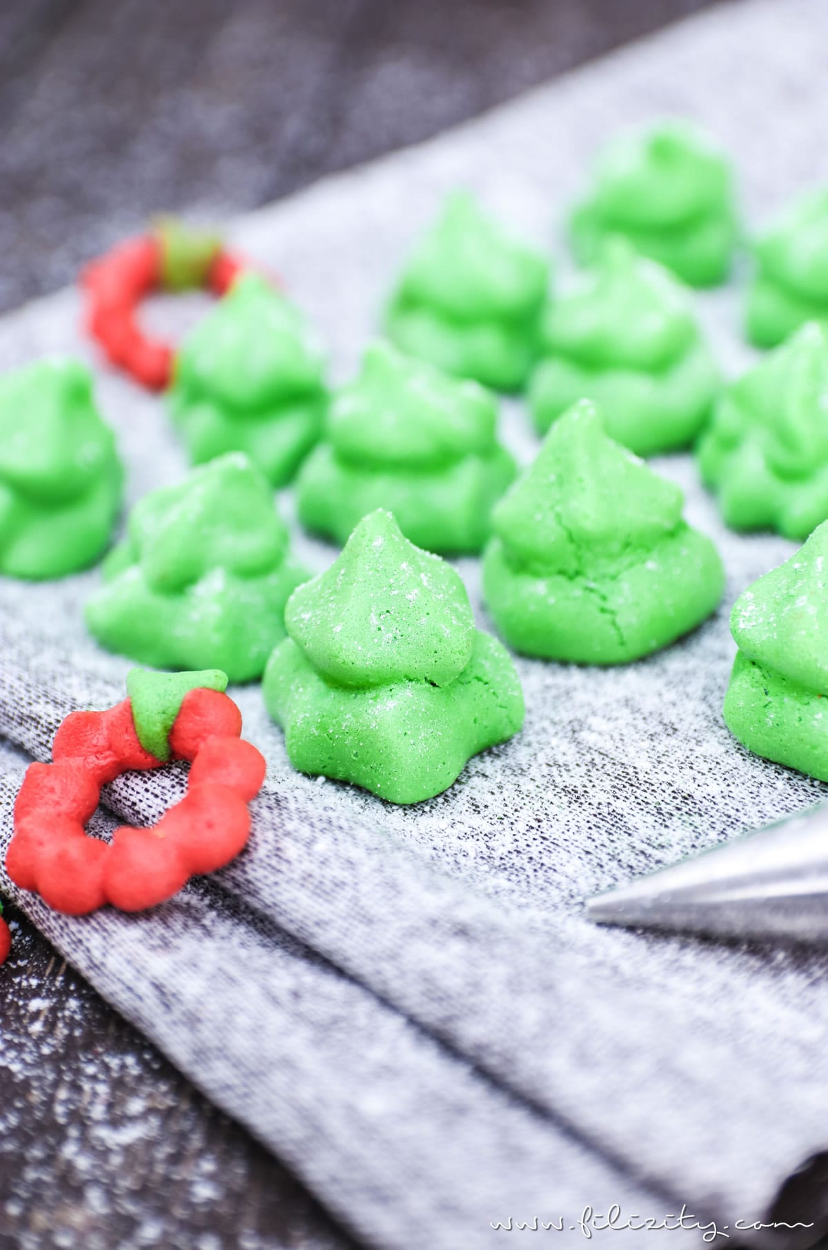 Plätzchen-Rezept: Tannenbäumchen und Weihnachtskränze aus Baiser #plätzchen #weihnachten #advent