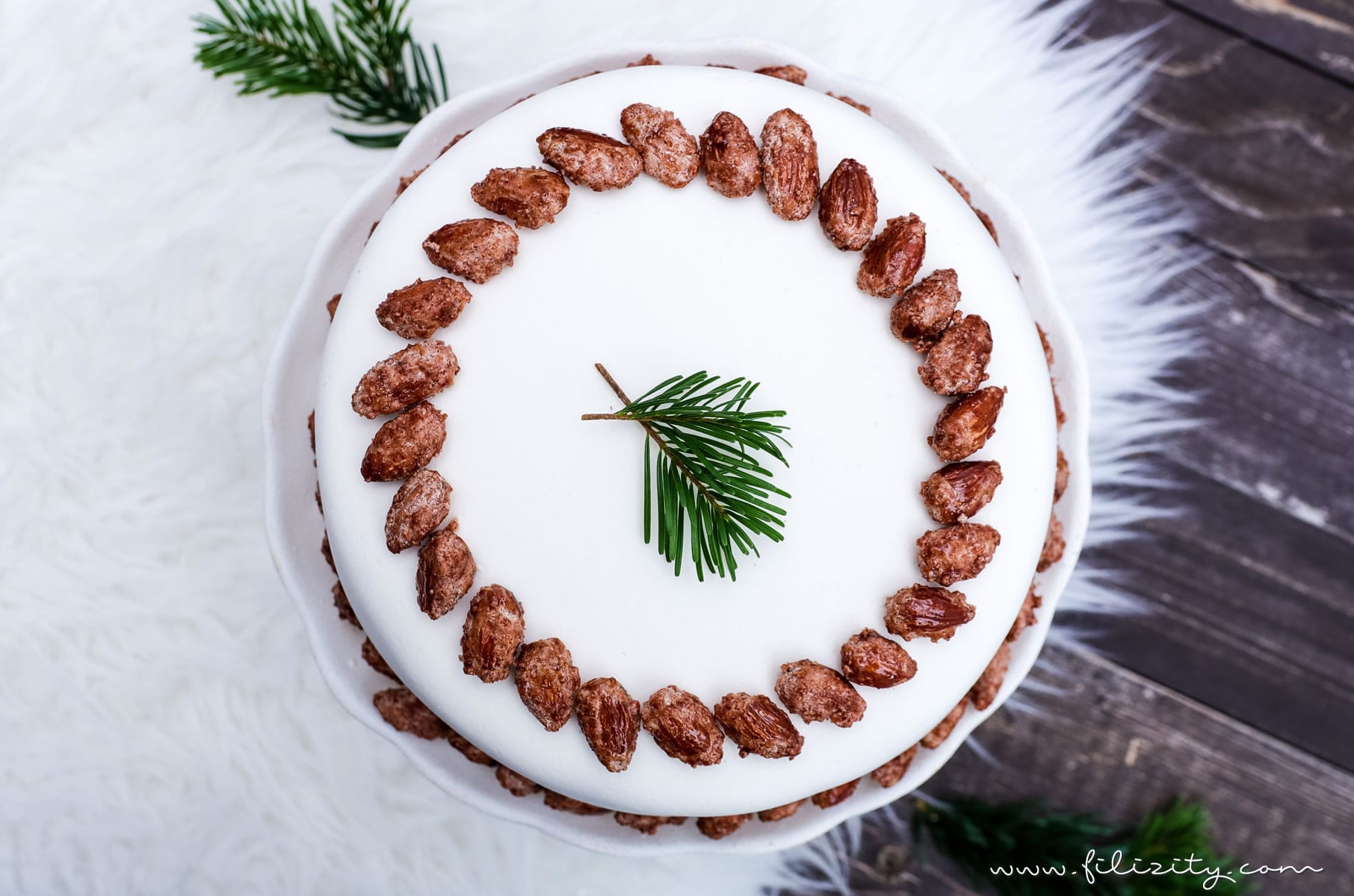 Weihnachts-Rezept: Gebrannte-Mandel-Torte mit Vanillecreme und Fondant | Filizity.com | Food-Blog aus dem Rheinland #weihnachten #advent #fondant #kuchen