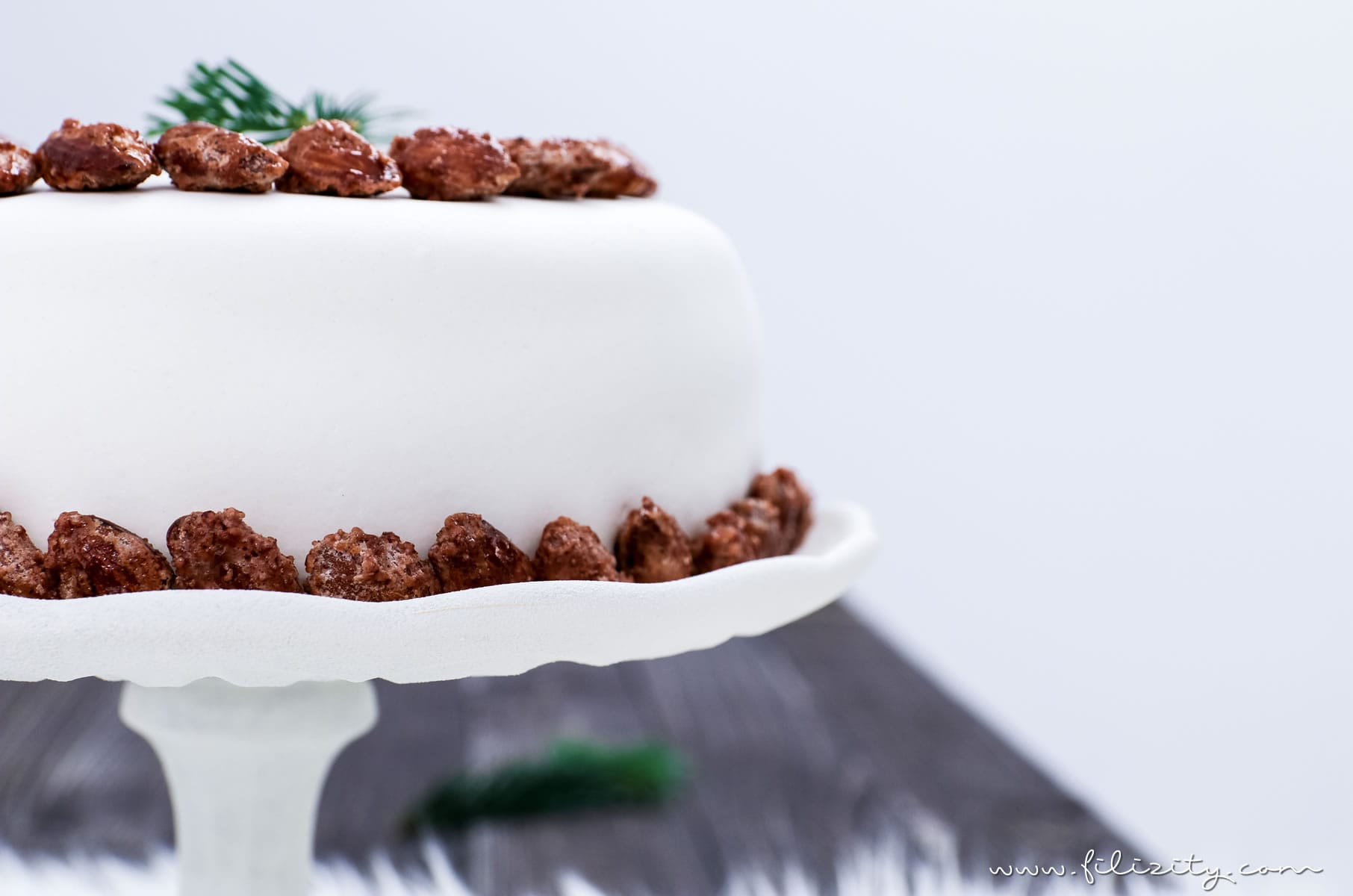 Weihnachts-Rezept: Gebrannte-Mandel-Torte mit Vanillecreme und Fondant | Filizity.com | Food-Blog aus dem Rheinland #weihnachten #advent #fondant #kuchen