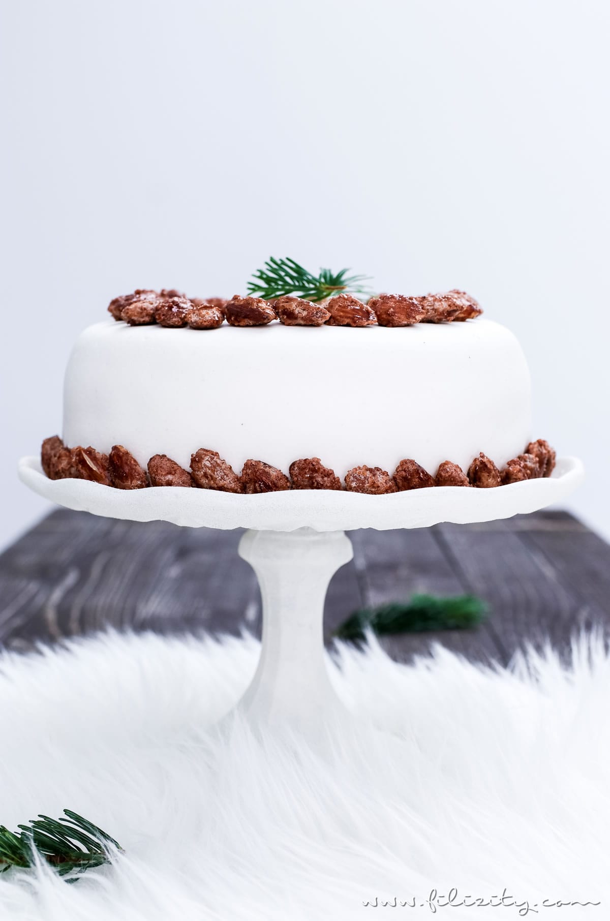 Weihnachts-Rezept: Gebrannte-Mandel-Torte mit Vanillecreme und Fondant | Filizity.com | Food-Blog aus dem Rheinland #weihnachten #advent #fondant #kuchen