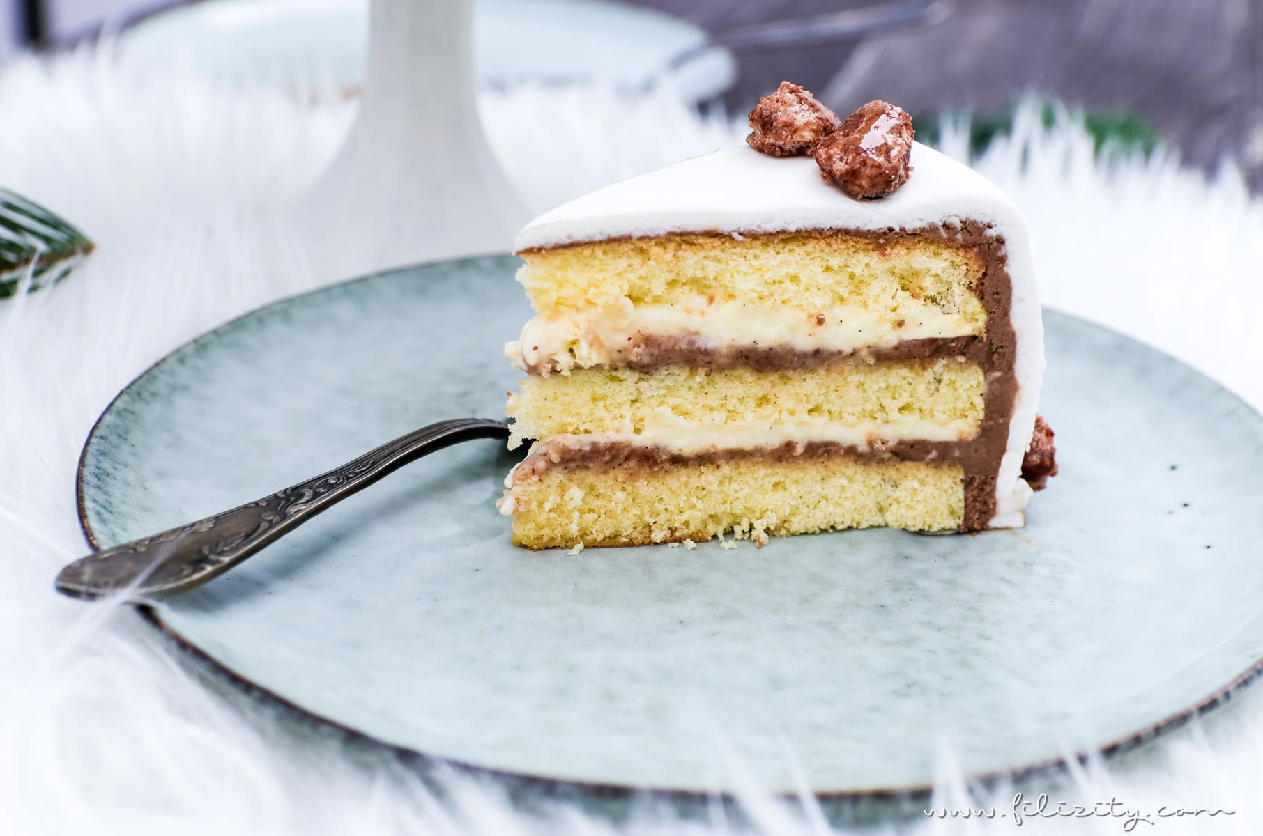 Weihnachts-Rezept: Gebrannte-Mandel-Torte mit Vanillecreme und Fondant | Filizity.com | Food-Blog aus dem Rheinland #weihnachten #advent #fondant #kuchen