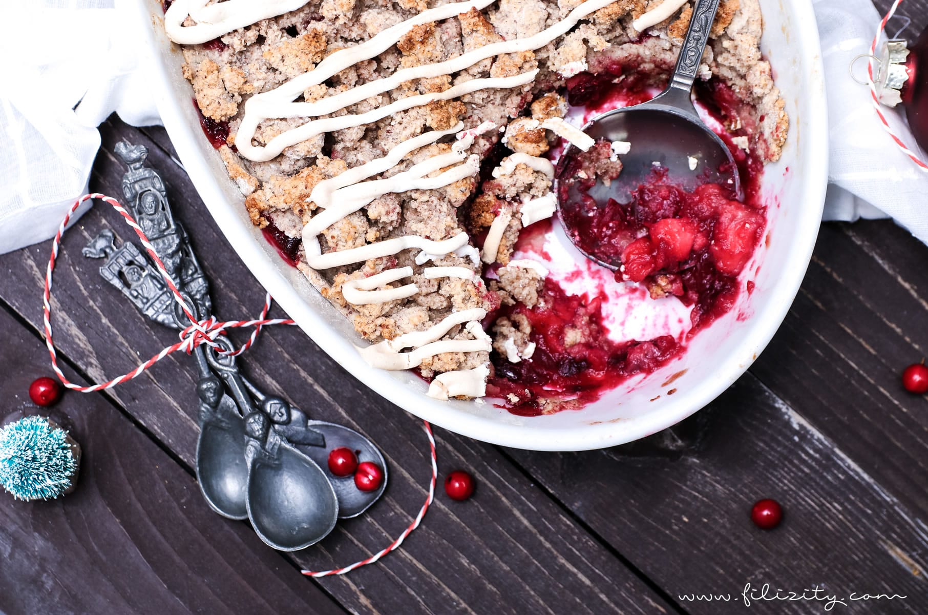 Rezept für Weihnachts-Crumble mit Cranberries und Zimtsterne-Streuseln | Filizity.com | Food-Blog aus dem Rheinland #dessert #weihnachten #zimtsterne #plätzchen