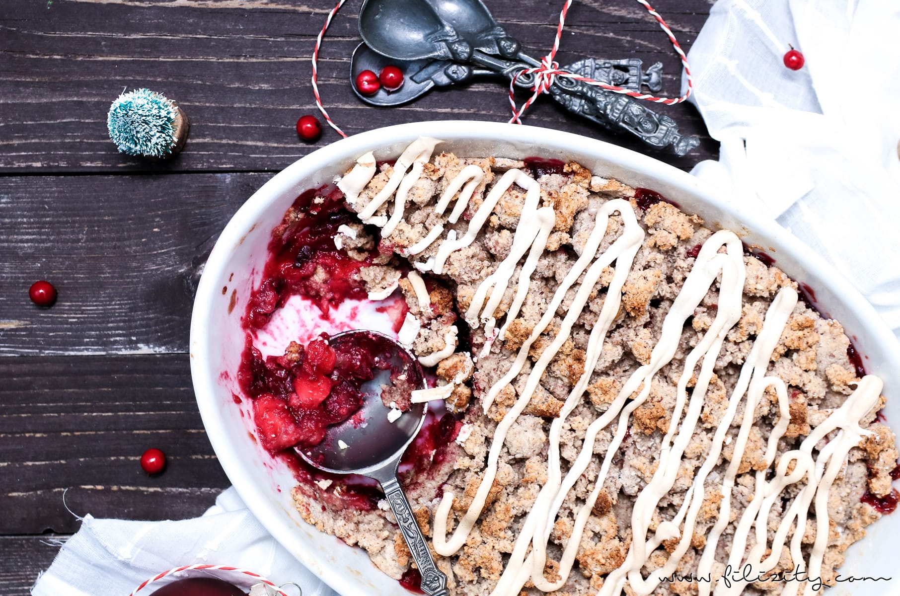 Rezept für Weihnachts-Crumble mit Cranberries und Zimtsterne-Streuseln | Filizity.com | Food-Blog aus dem Rheinland #dessert #weihnachten #zimtsterne #plätzchen