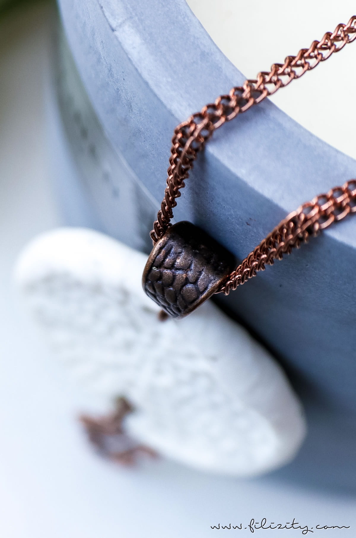 Schmuck selber machen: DIY Halskette mit Katporzellan-Anhänger - perfekt als Geschenkidee | Filizitiy.com | DIY-Blog aus dem Rheinland #kaltporzellan #boho