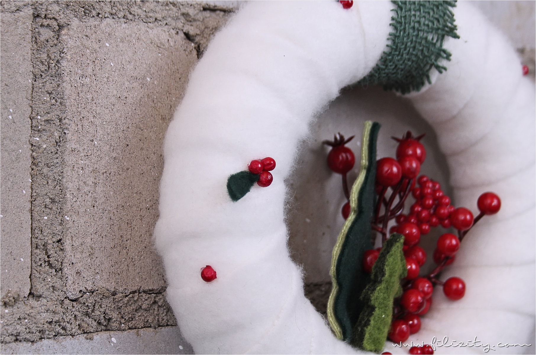 DIY-Deko: Weihnachtlicher Türkranz mit Tannen und Beeren #weihnachten #adventskranz #türkranz