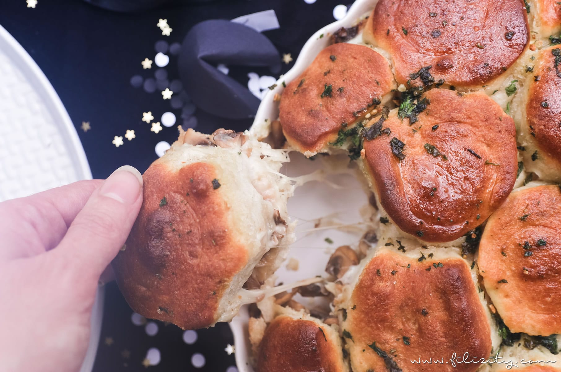 Schnelles Party-Rezept für Silvester: Gefüllte Pull Apart Brote | vegetarisch oder mit Fleisch | Filizity.com | Food-Blog aus dem Rheinland #partyfood #fingerfood #silvester #nye