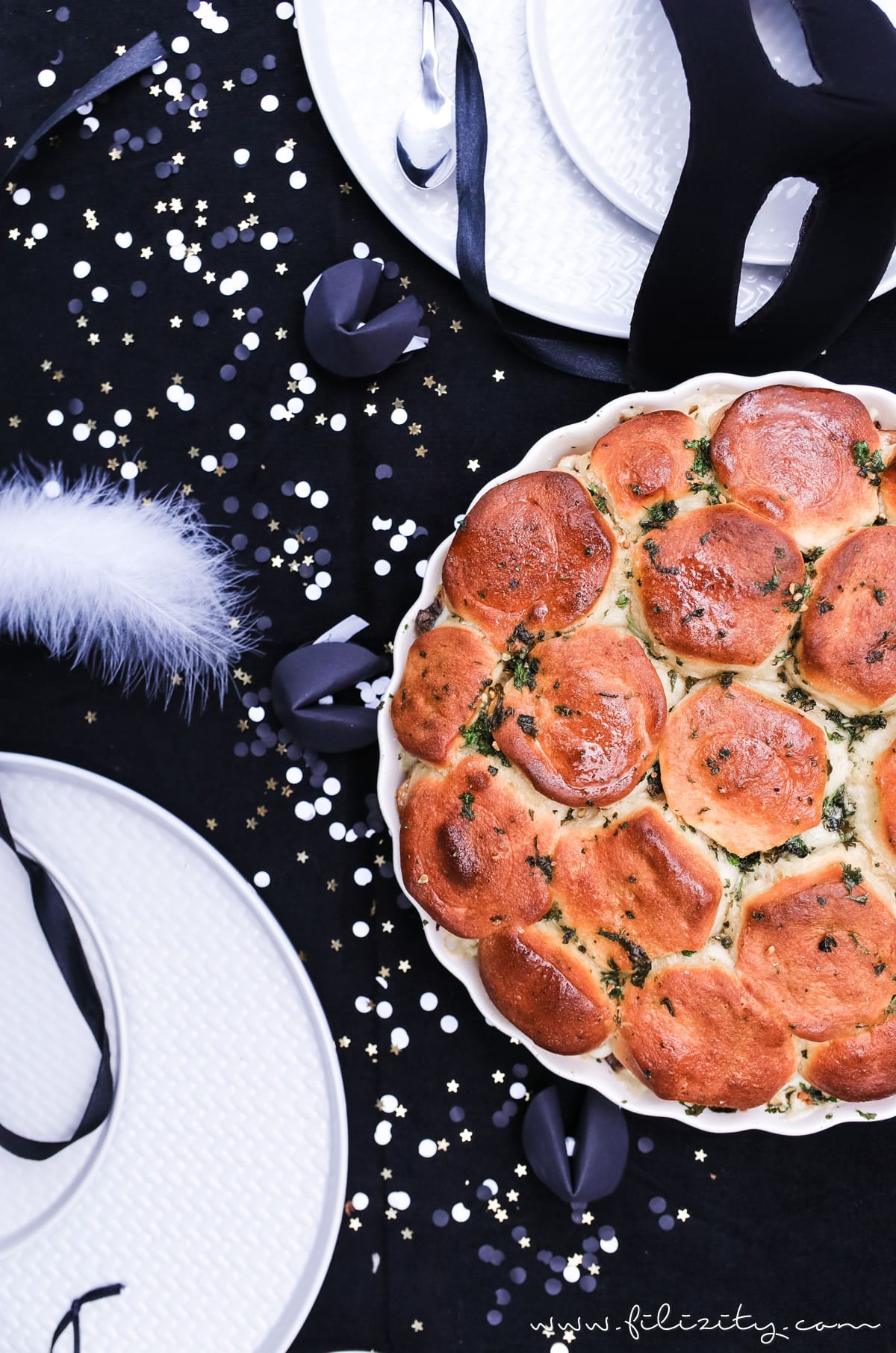 Schnelles Party-Rezept für Silvester: Gefüllte Pull Apart Brote | vegetarisch oder mit Fleisch | Filizity.com | Food-Blog aus dem Rheinland #partyfood #fingerfood #silvester #nye