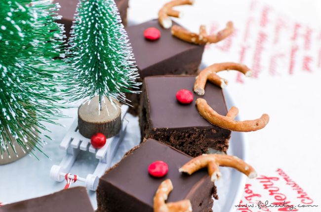 Rezept: Rudolph Brownies – Der schokoladigste Weihnachts-Kuchen (Death by Chocolate mit Smarties und Brezeln) | Filizity.com | Food-Blog aus dem Rheinland #deathbychocolatte #nomatterwhatthequestionischocolateistheanswer #weihnachten #rudolph