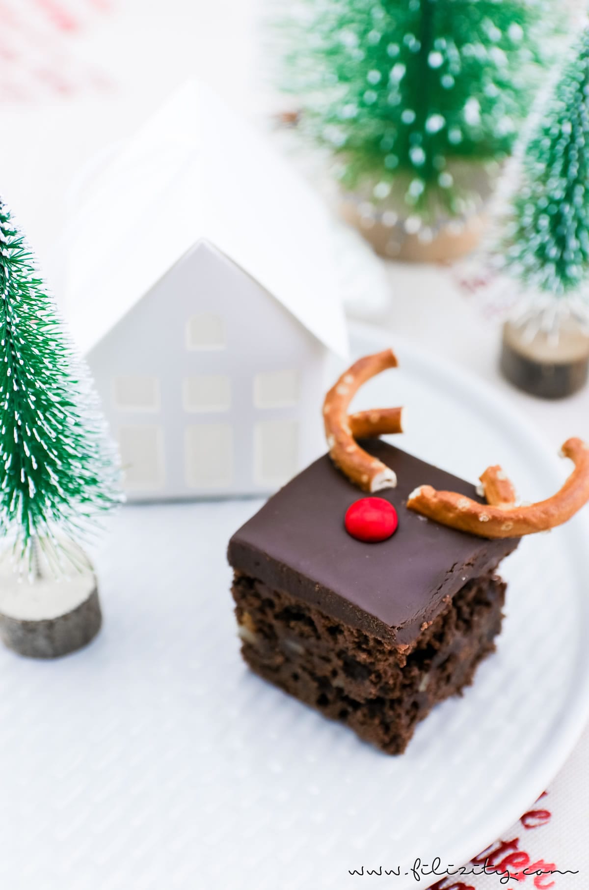 Rezept: Rudolph Brownies – Der schokoladigste Weihnachts-Kuchen (Death by Chocolate mit Smarties und Brezeln) | Filizity.com | Food-Blog aus dem Rheinland #deathbychocolatte #nomatterwhatthequestionischocolateistheanswer #weihnachten #rudolph