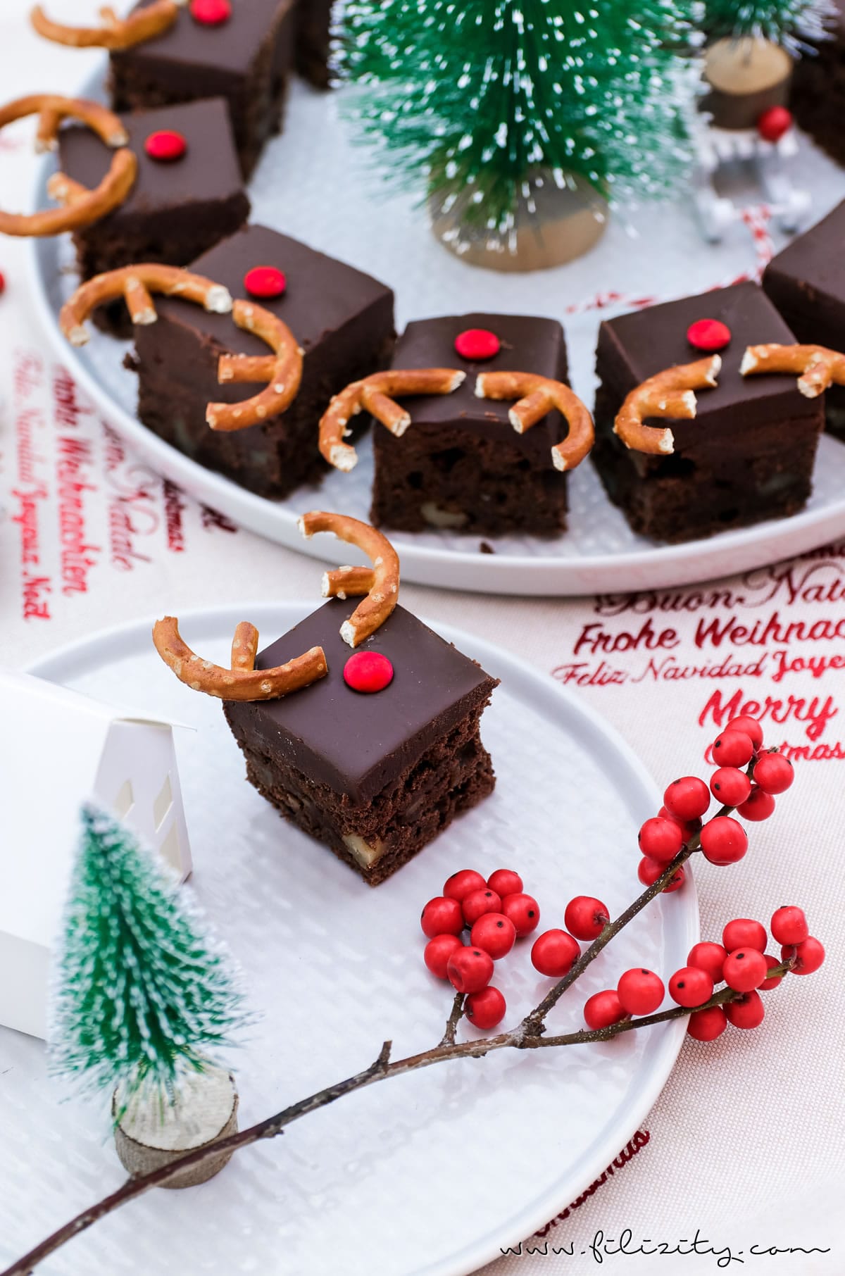 Rezept: Rudolph Brownies – Der schokoladigste Weihnachts-Kuchen (Death by Chocolate mit Smarties und Brezeln) | Filizity.com | Food-Blog aus dem Rheinland #deathbychocolatte #nomatterwhatthequestionischocolateistheanswer #weihnachten #rudolph