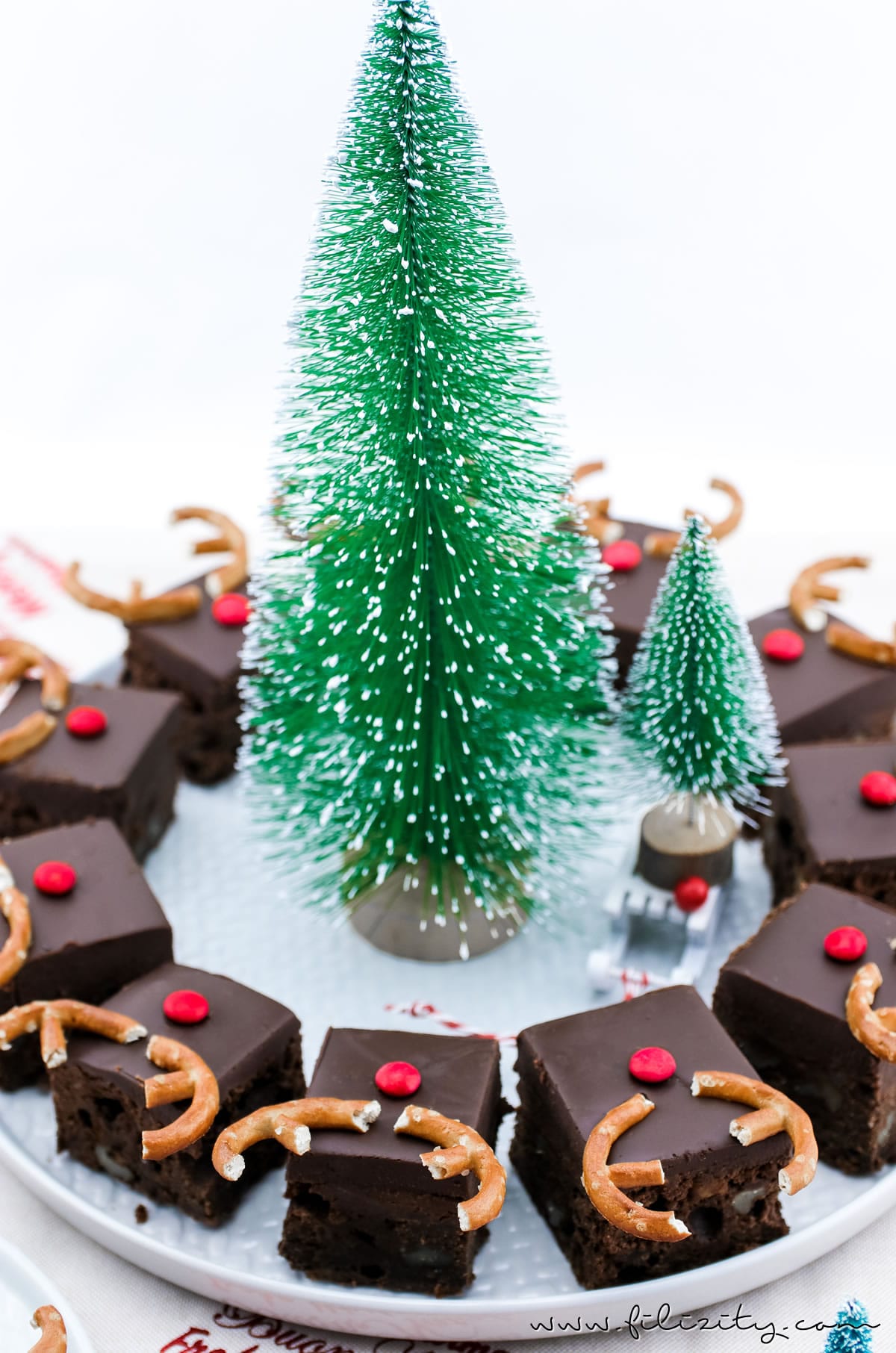 Rezept: Rudolph Brownies – Der schokoladigste Weihnachts-Kuchen (Death by Chocolate mit Smarties und Brezeln) | Filizity.com | Food-Blog aus dem Rheinland #deathbychocolatte #nomatterwhatthequestionischocolateistheanswer #weihnachten #rudolph