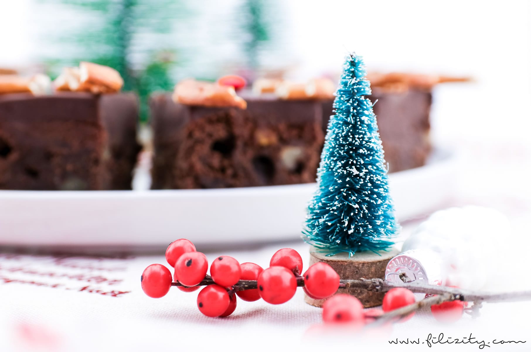 Rezept: Rudolph Brownies – Der schokoladigste Weihnachts-Kuchen (Death by Chocolate mit Smarties und Brezeln) | Filizity.com | Food-Blog aus dem Rheinland #deathbychocolatte #nomatterwhatthequestionischocolateistheanswer #weihnachten #rudolph